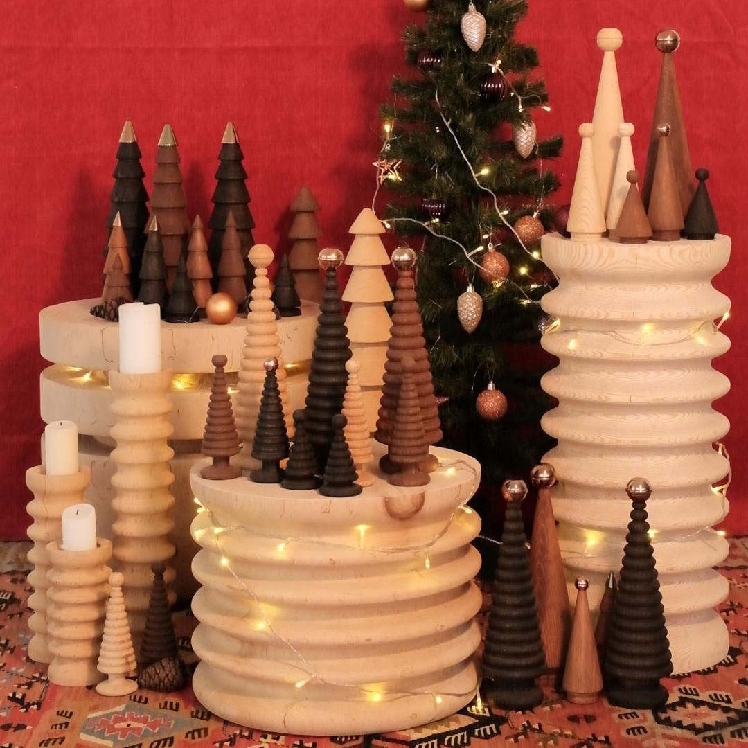 Das minimalistische Weihnachtsbaumset aus Massivholz, inspiriert von den zeitlosen Formen von Zeder, Tanne und Juniper, bringt die Freude an der Weihnachtszeit in Ihr Zuhause. Die Wärme und die natürliche Eleganz von Zedernholz vereinen sich in