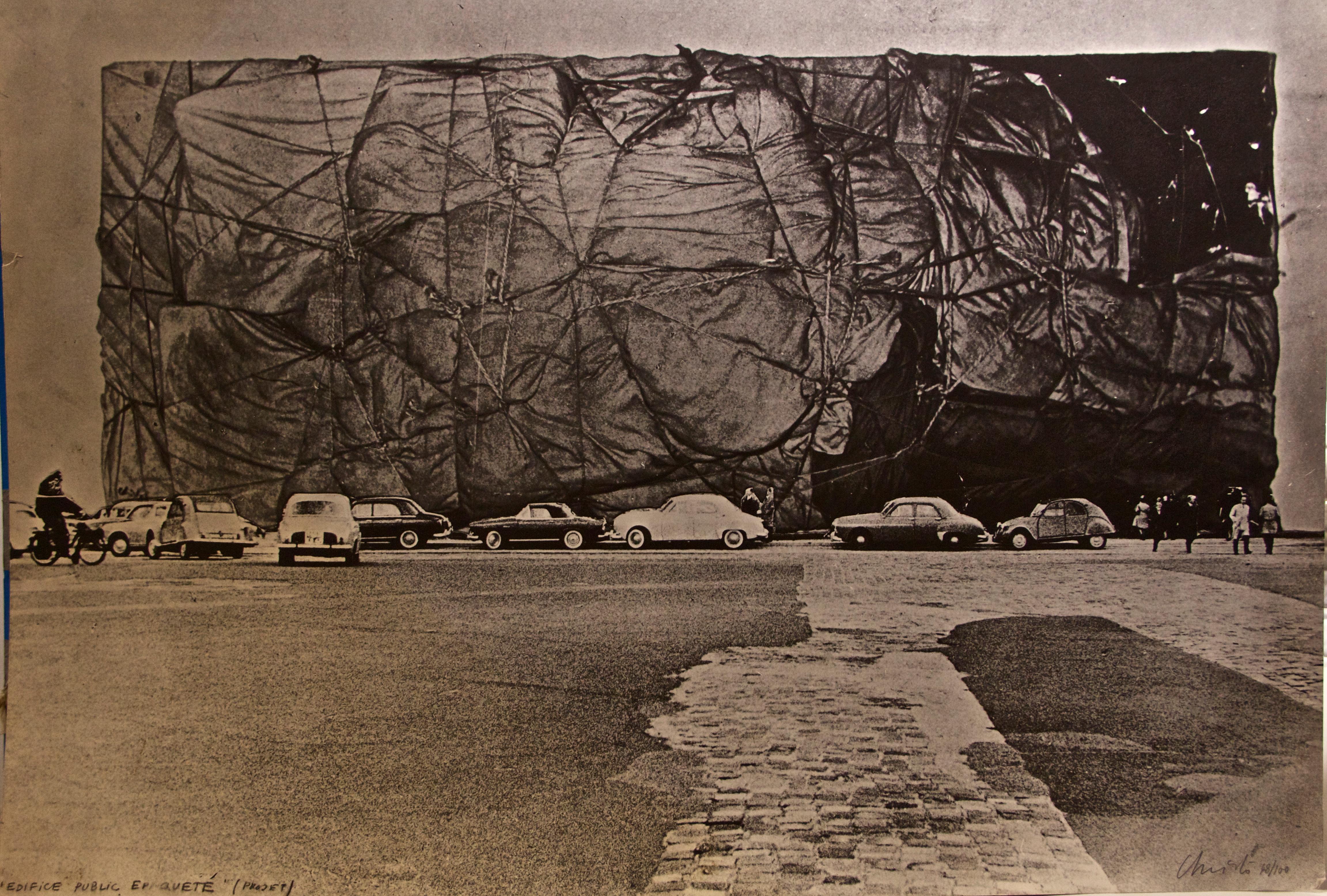 Christo and Jeanne-Claude Landscape Photograph – Projekt für die Verpackung eines öffentlichen Gebäudes - 1971 ca.