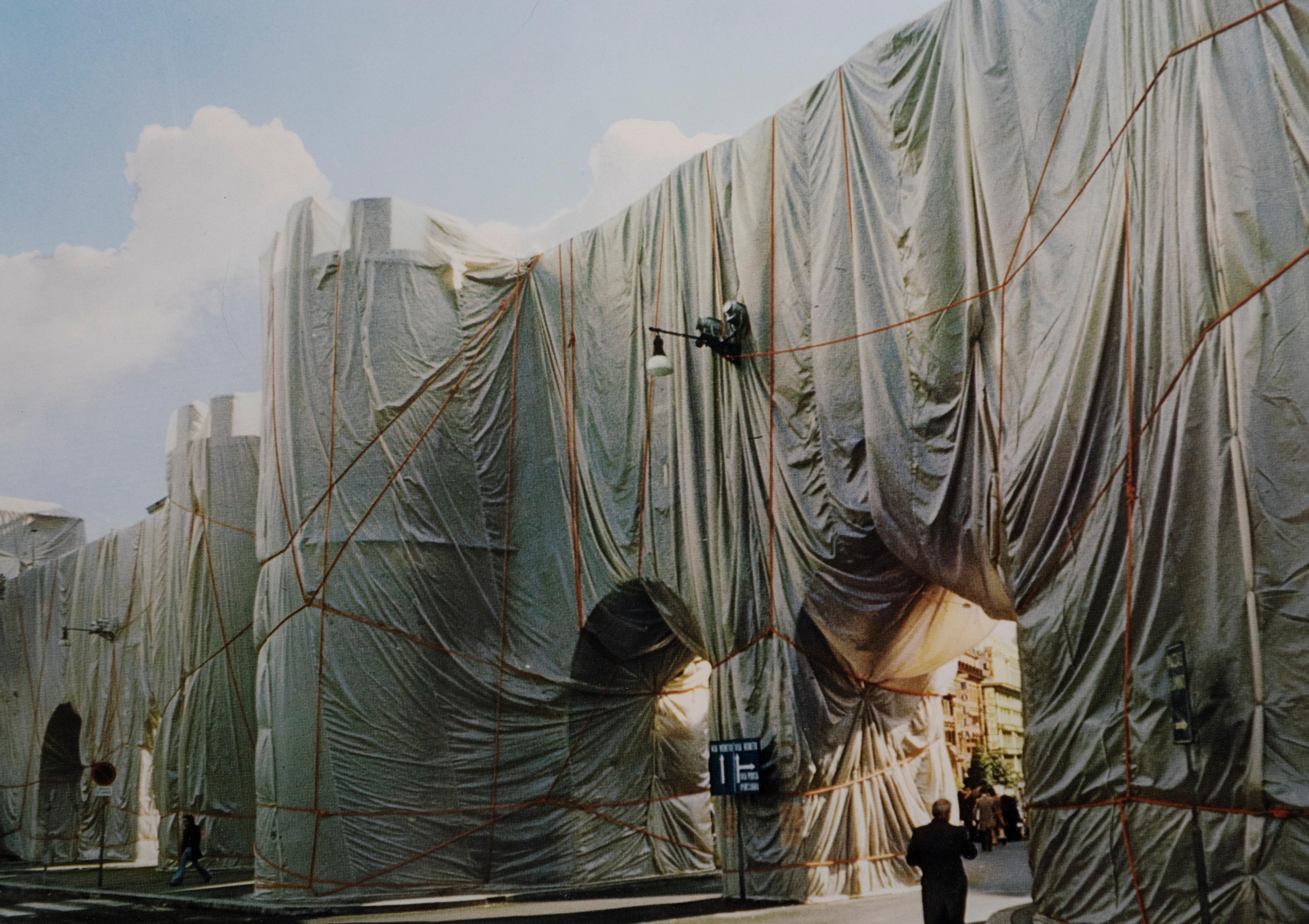 Le mur romain enveloppé de Christo, 1974 - Photograph de Christo and Jeanne-Claude