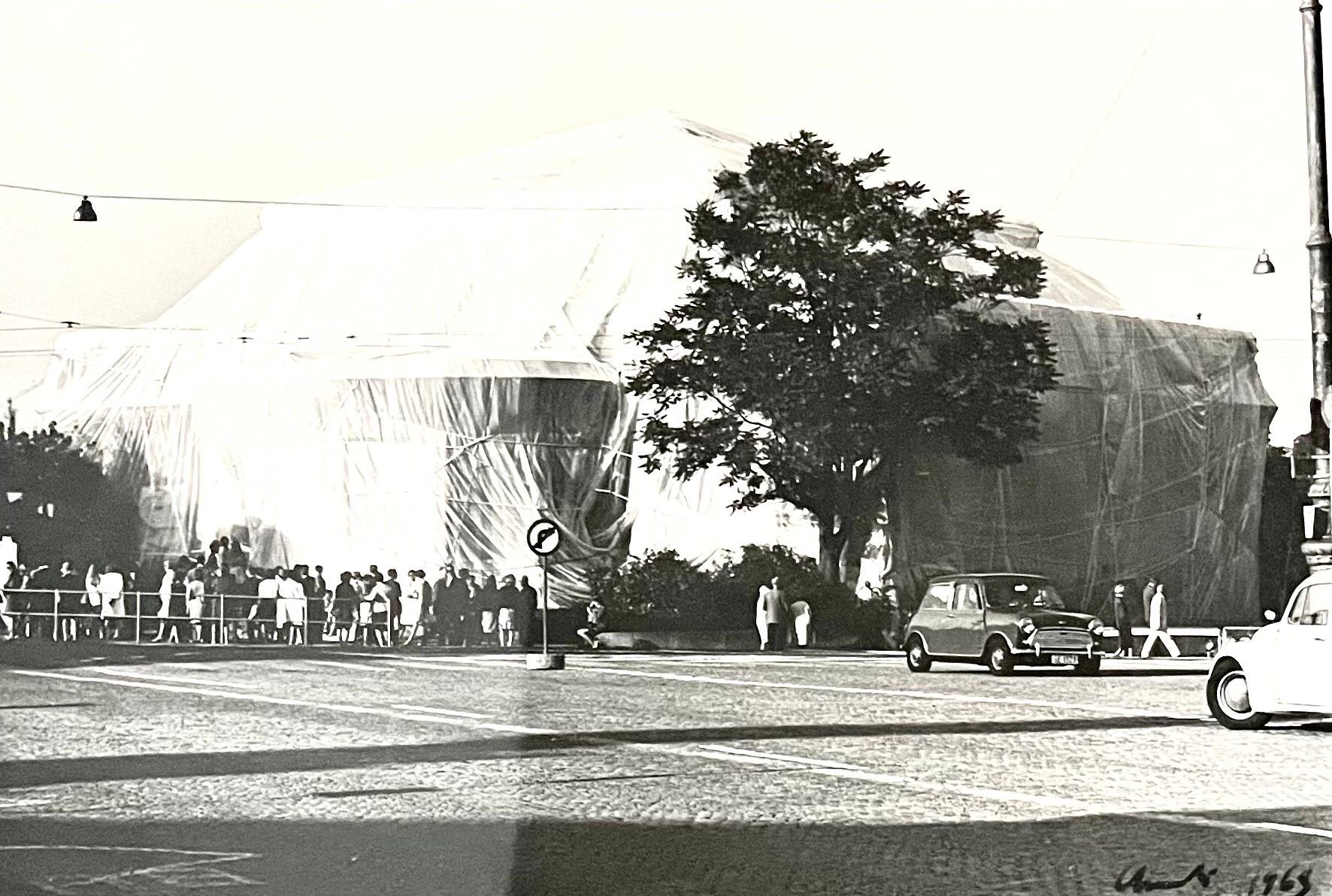 Vintage Signed SIlver Gelatin Photograph Christo Wrapped Kunsthalle Cugini Photo For Sale 9
