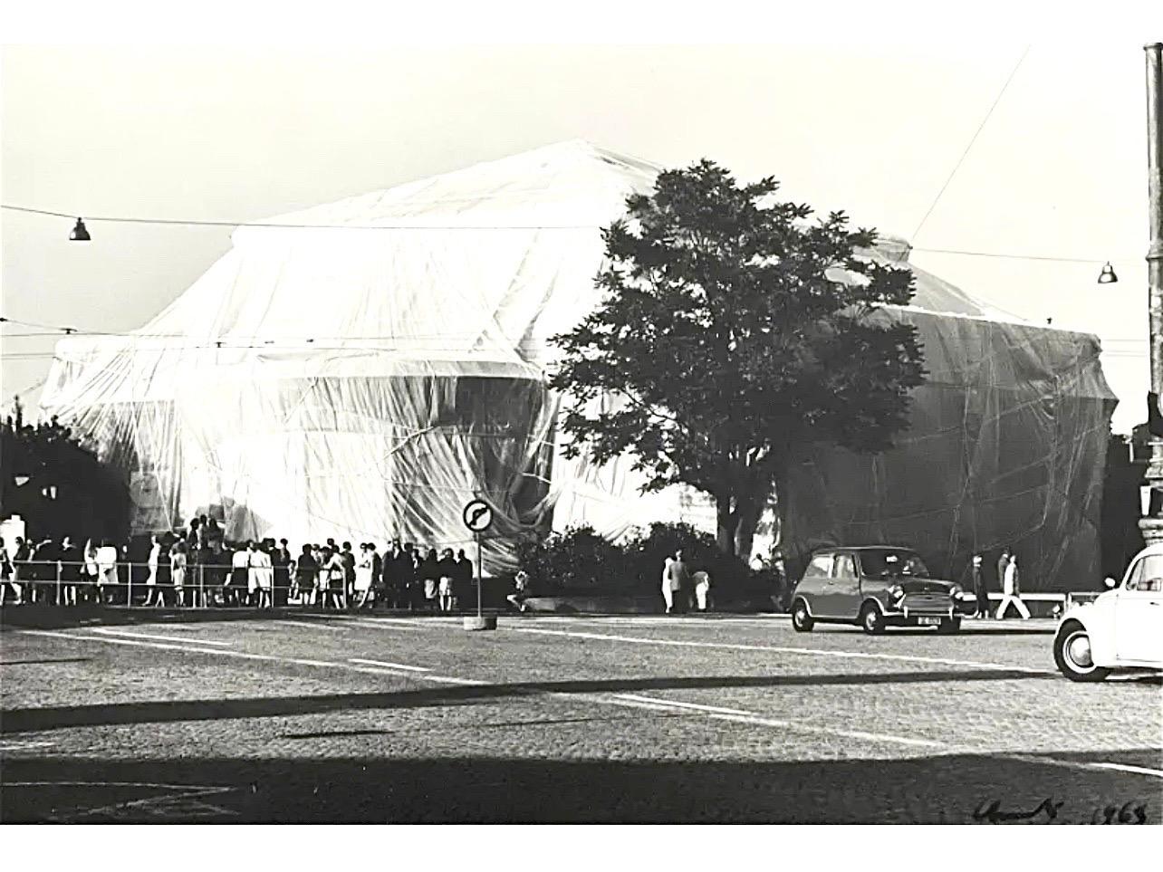 Vintage Signed SIlver Gelatin Photograph Christo Wrapped Kunsthalle Cugini Photo For Sale 3