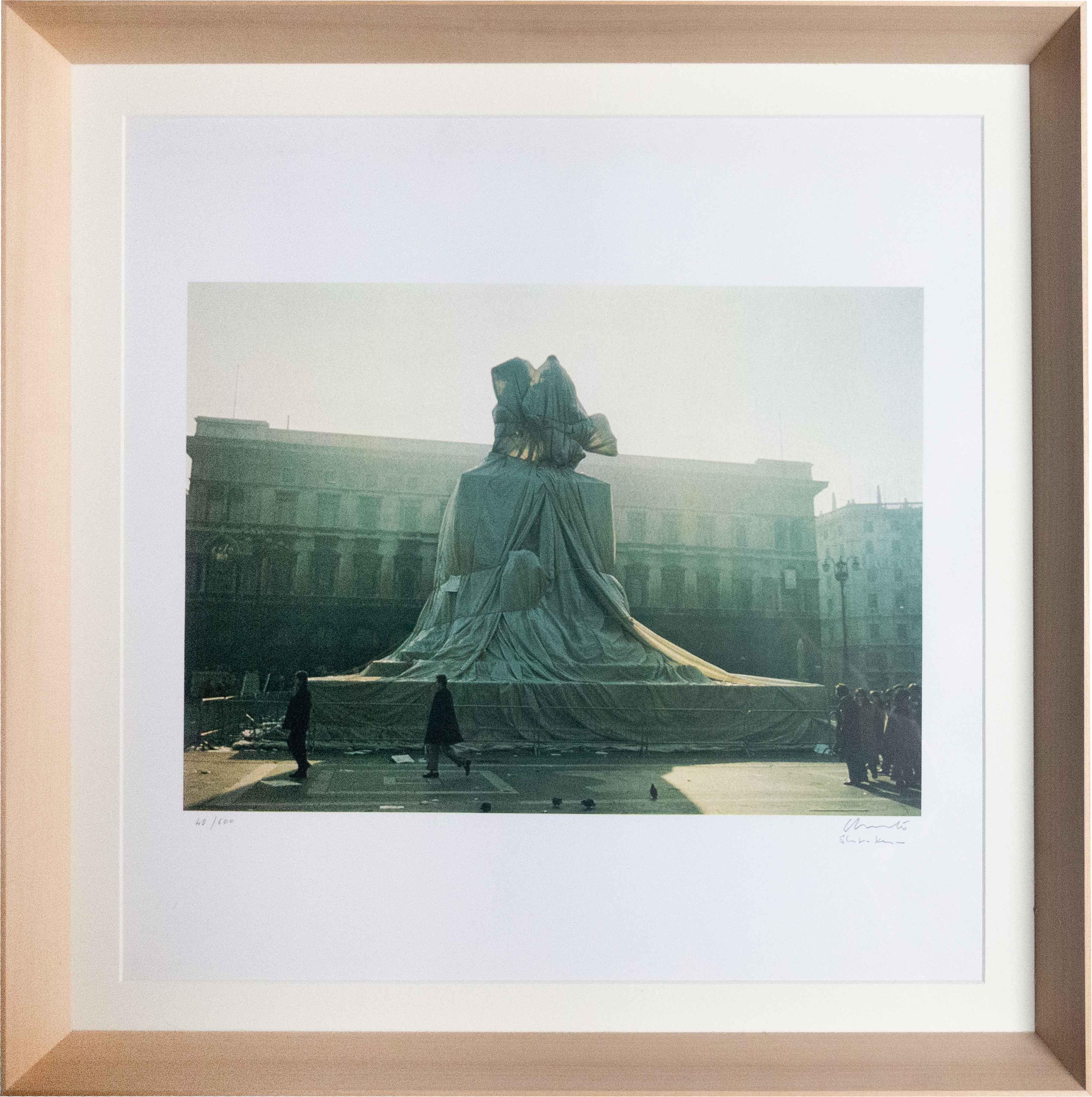 Eingewickeltes Denkmal für Victor Emanuel, 1973, Fotolithographie, Land Art – Photograph von Christo and Jeanne-Claude