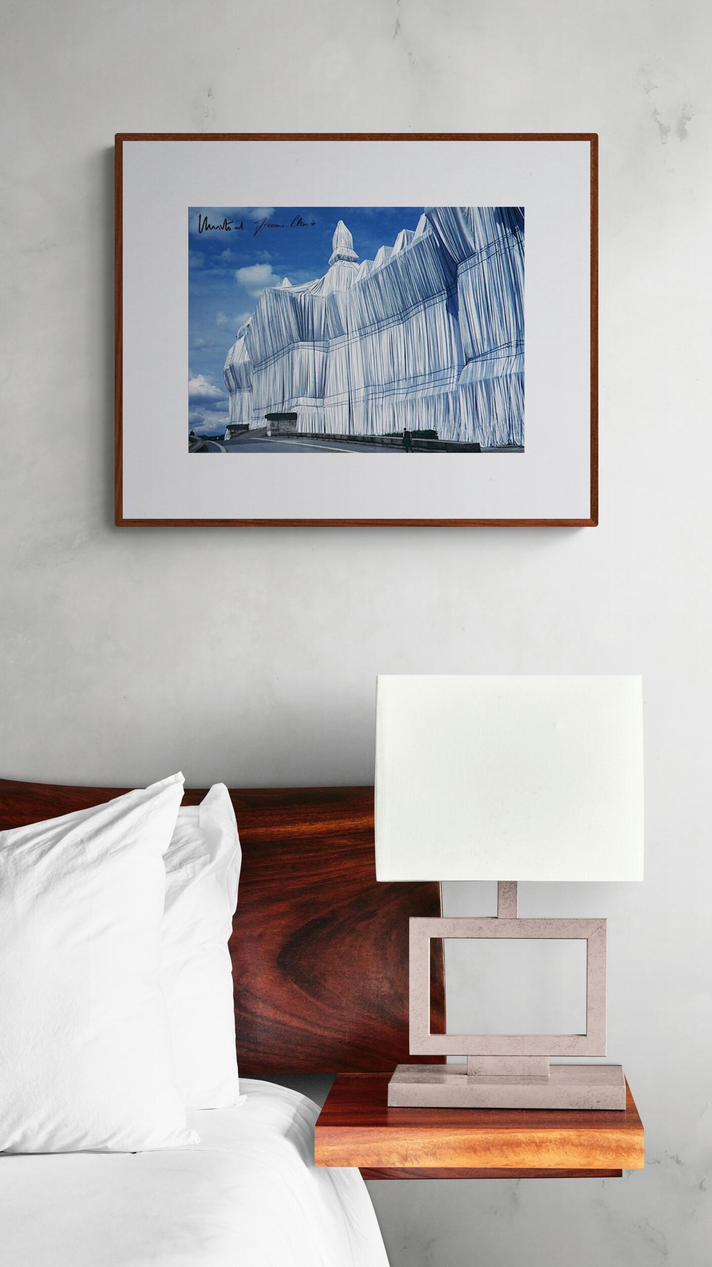 Reichstag enveloppé (I) (Parlement allemand, ciel bleu) - Photograph de Christo and Jeanne-Claude