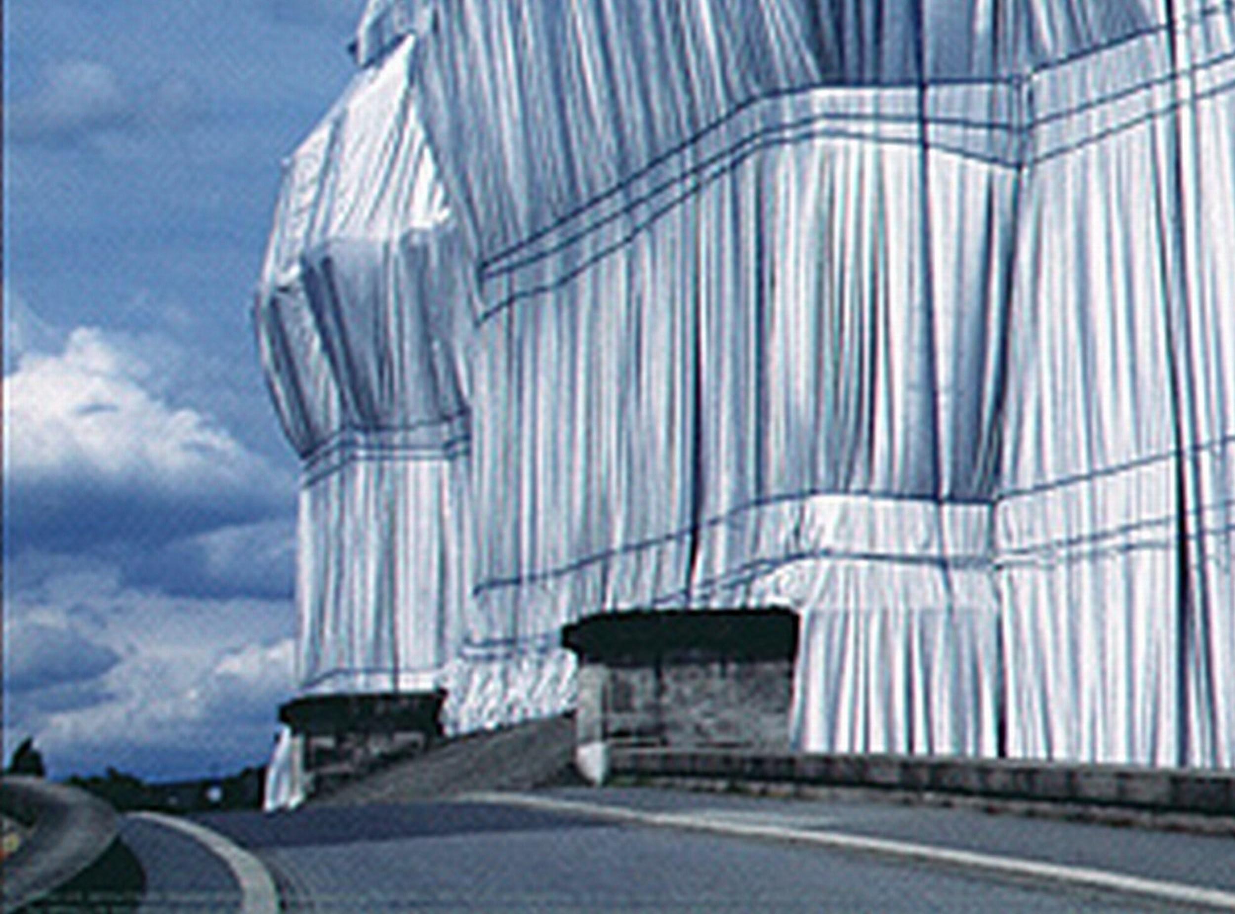 Christo et Jeanne-Claude
Reichstag enveloppé (I) (Parlement allemand, ciel bleu)
Photographie couleur sur papier d'archivage
Année : 1995
Taille : 11.81 x 15.74 pouces (30 x 40 cm)
Photographe : Wolfgang Volz
Signée par Christo et Jeanne-Claude au