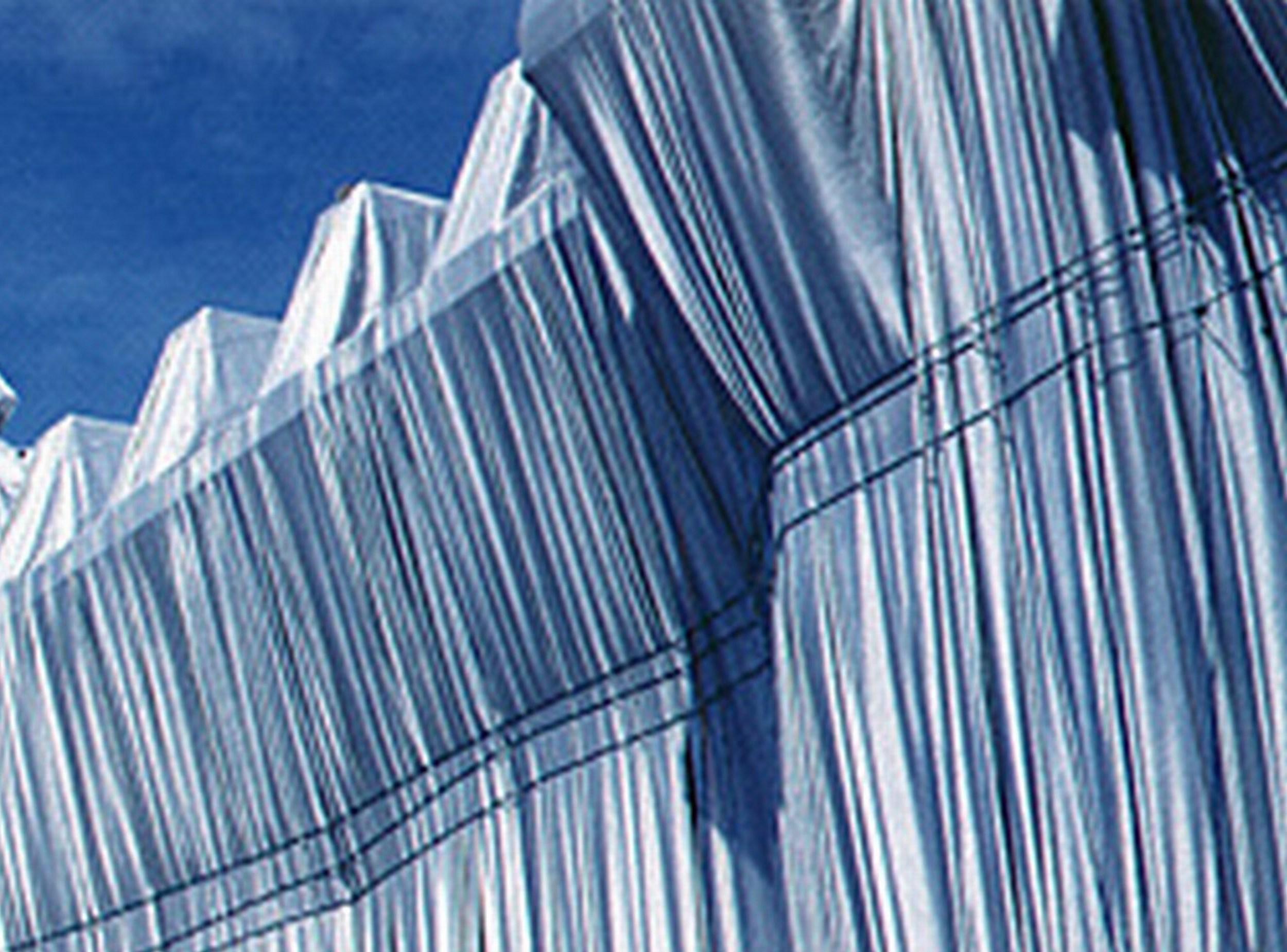 Reichstag enveloppé (I) (Parlement allemand, ciel bleu) en vente 1