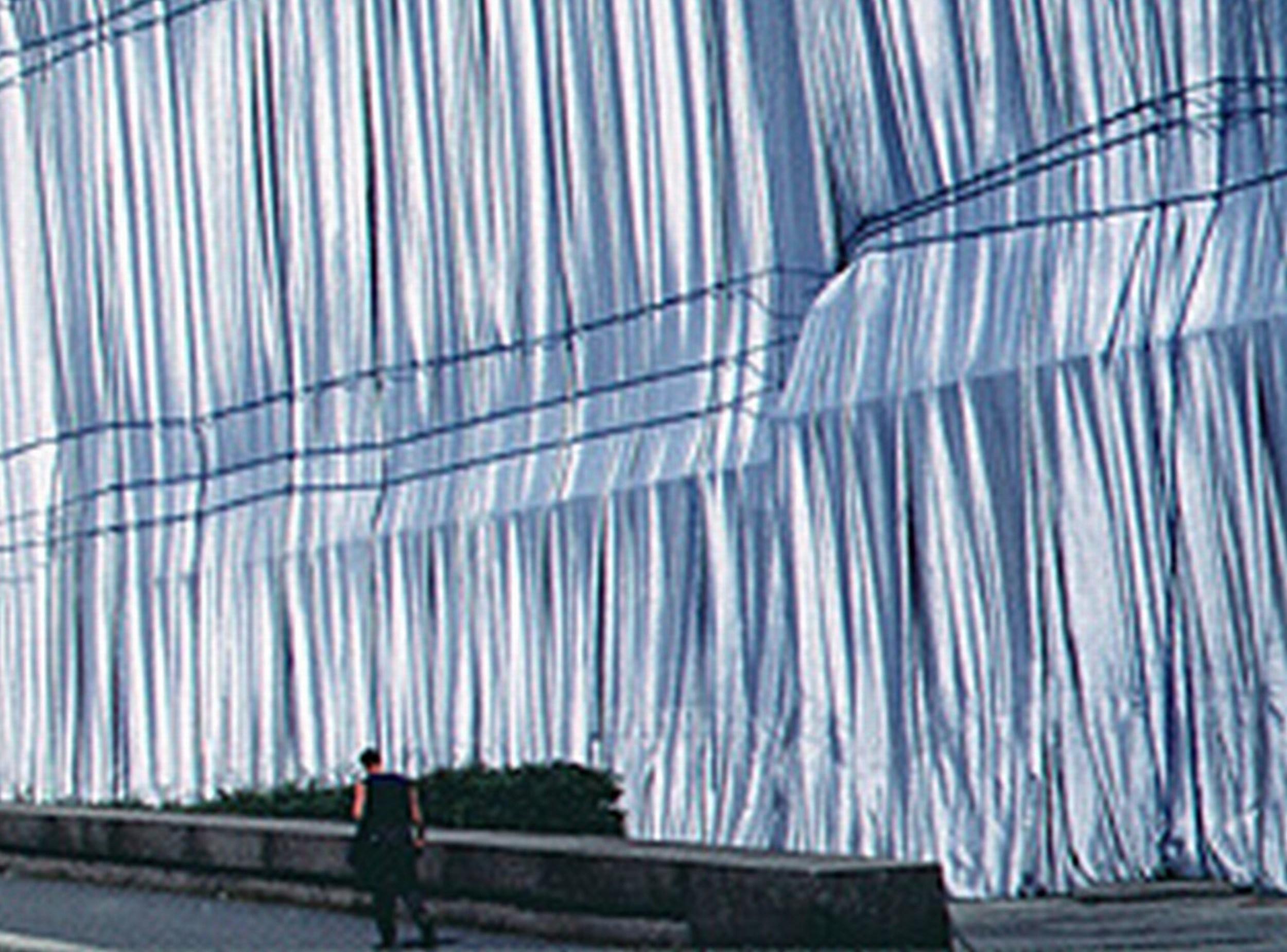 Reichstag enveloppé (I) (Parlement allemand, ciel bleu) en vente 2