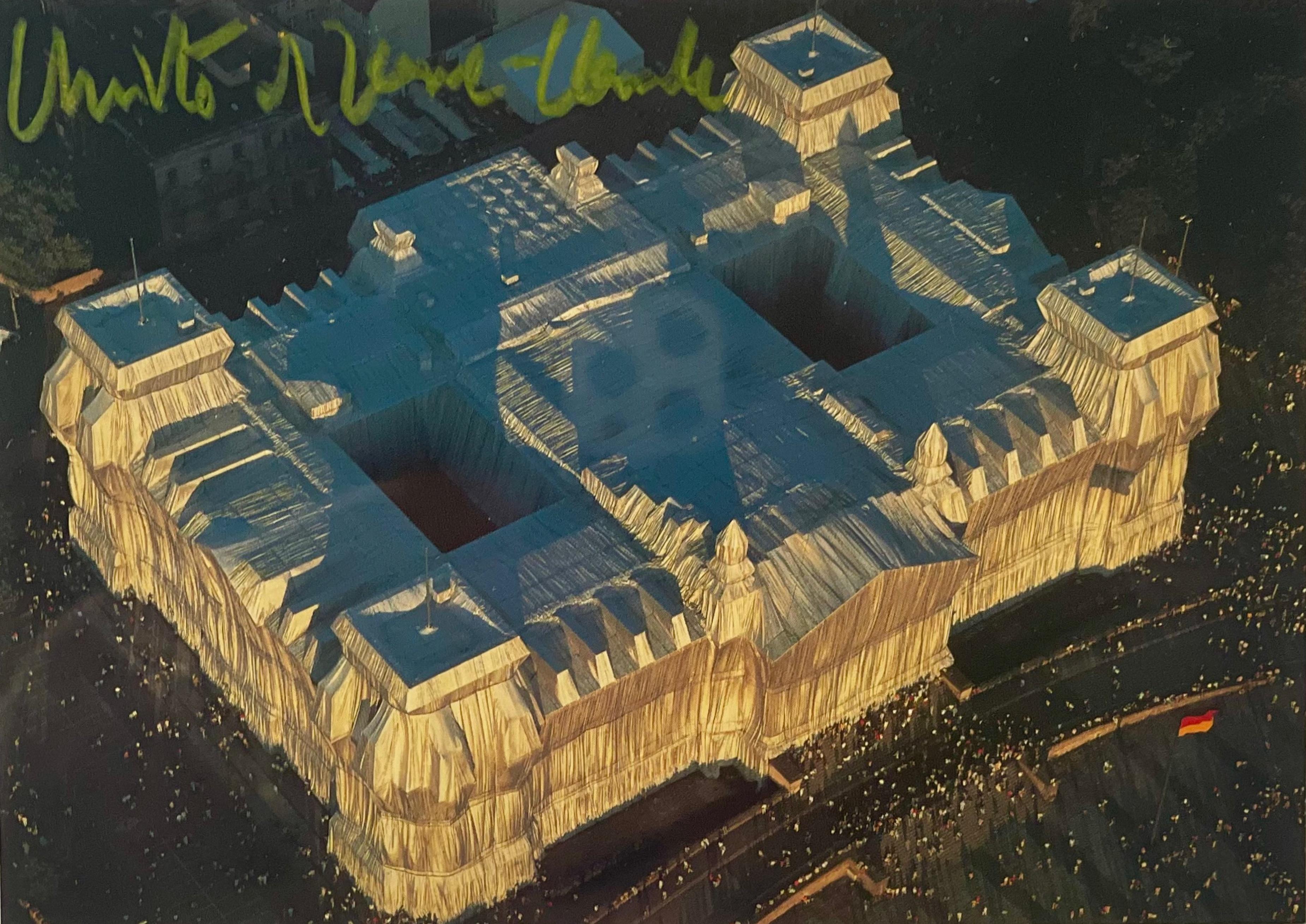 Carte d'art : Reichstag Aerial View, signée à la main par Christo et Jeanne-Claude encadrée - Print de Christo and Jeanne-Claude
