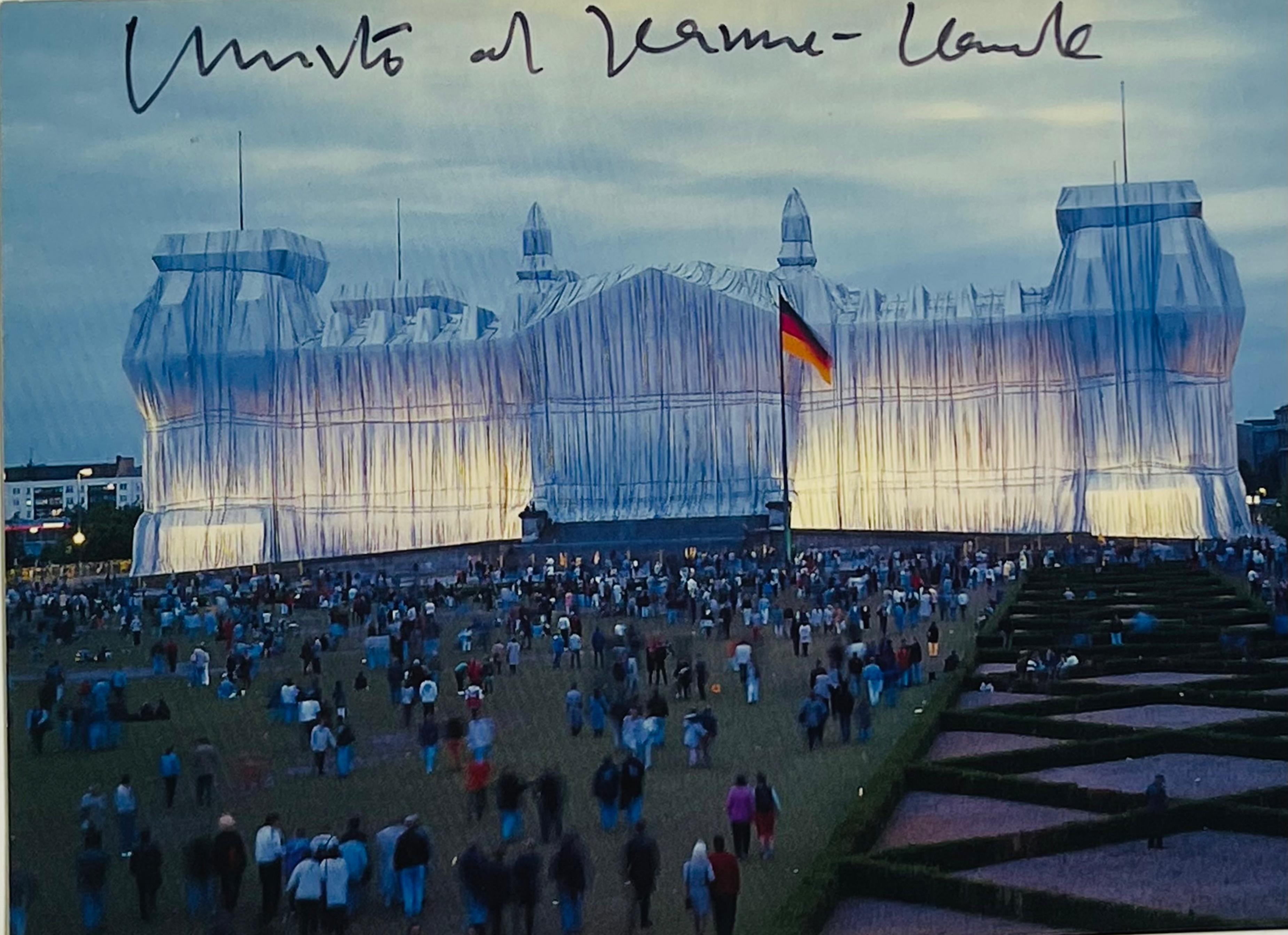 Carte d'art : Reichstag at Night, signée à la main par Christo et Jeanne-Claude, encadrée - Print de Christo and Jeanne-Claude