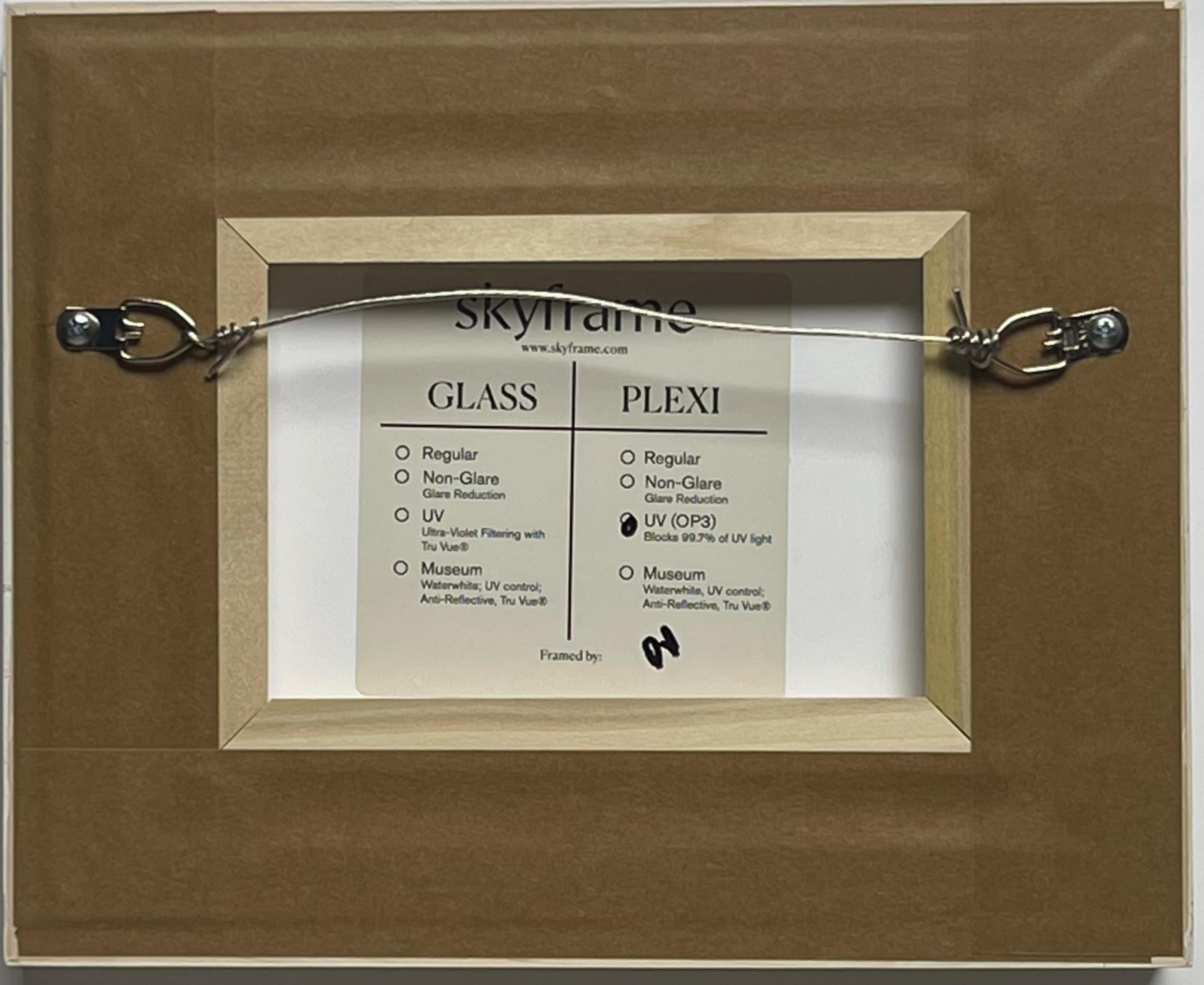 Carte d'art : Reichstag at Night, signée à la main par Christo et Jeanne-Claude, encadrée - Pop Art Print par Christo and Jeanne-Claude