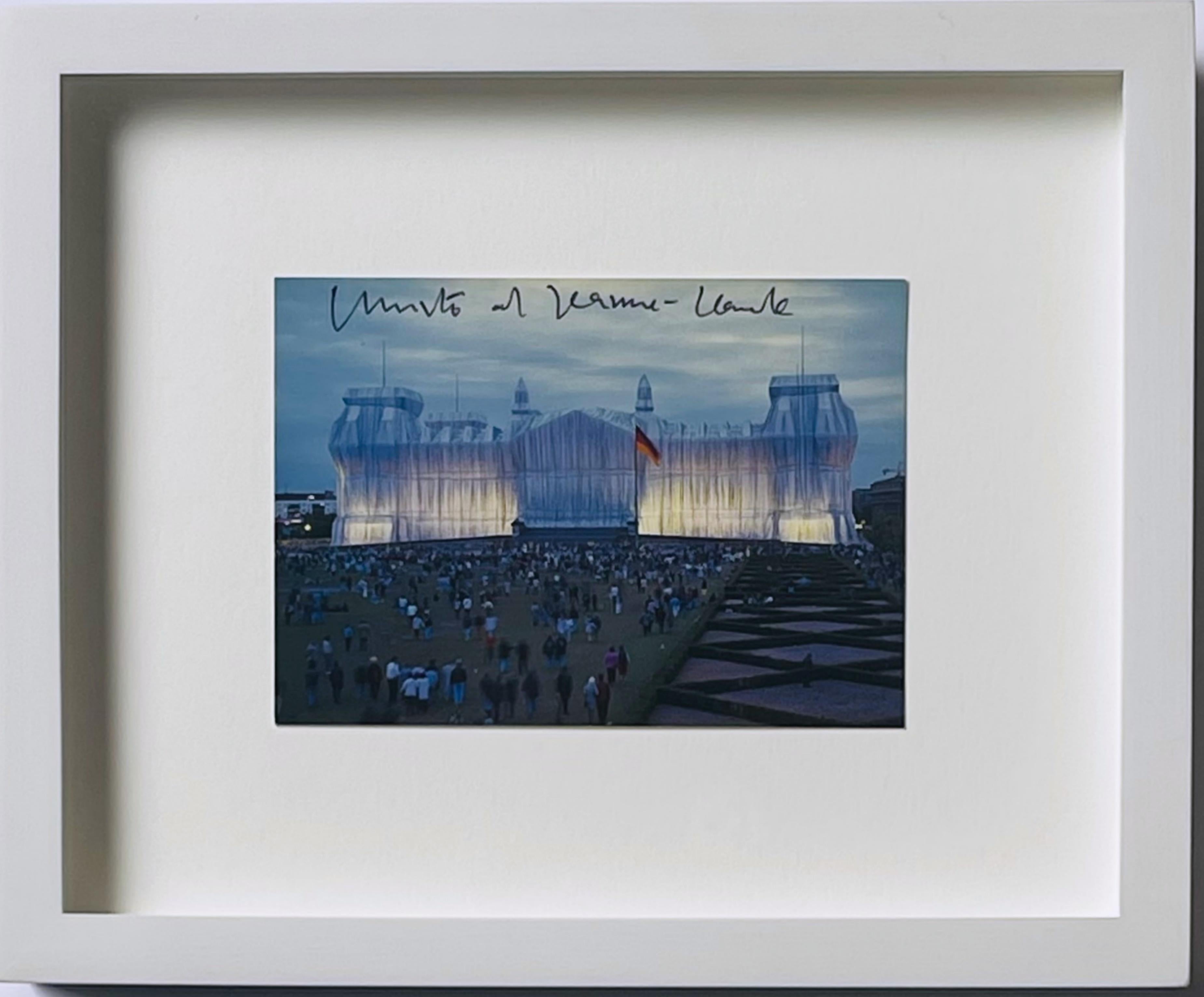 Landscape Print Christo and Jeanne-Claude - Carte d
art : Reichstag at Night, signée à la main par Christo et Jeanne-Claude, encadrée