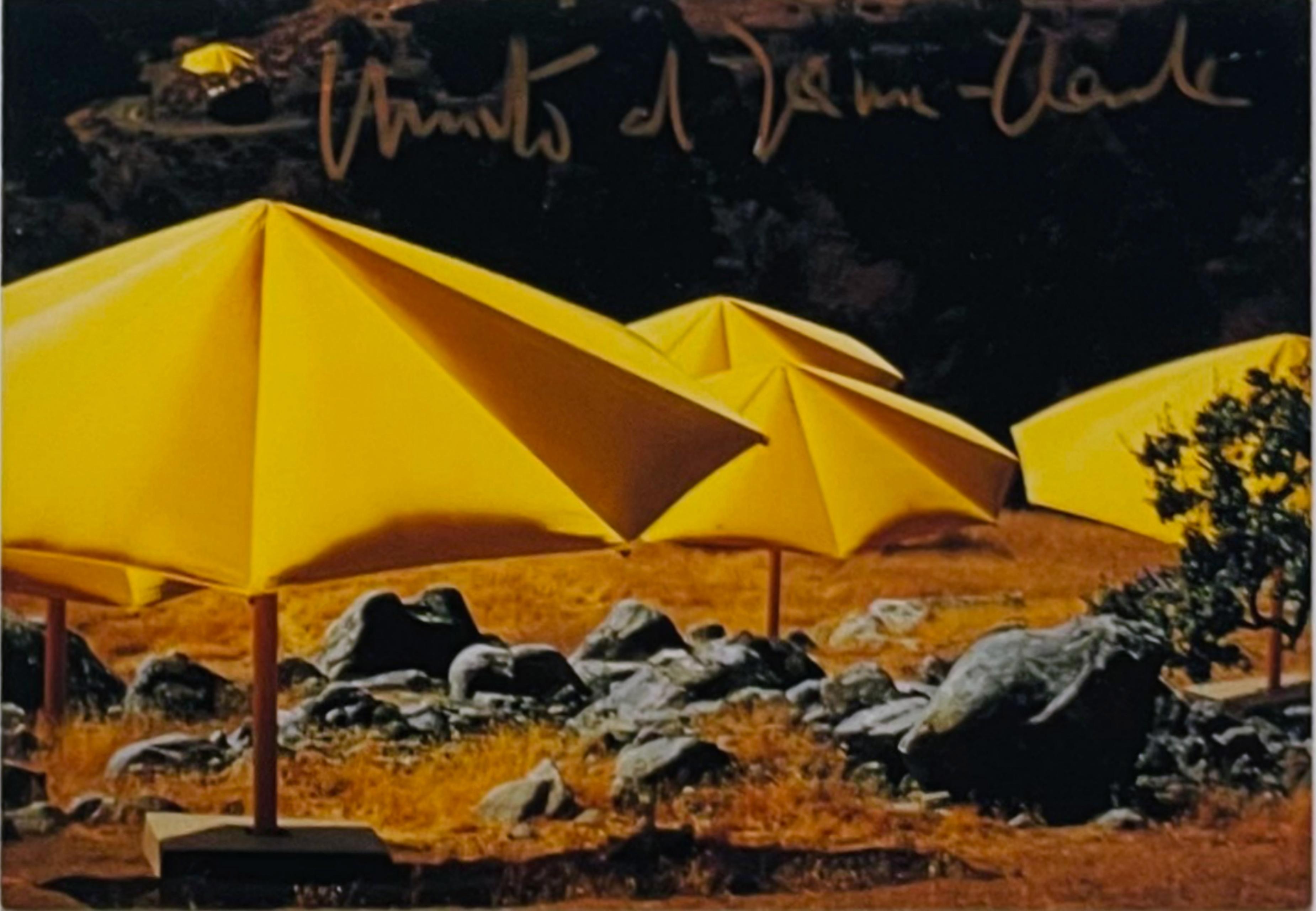 Carte d'art : Les Parapluies Japon-USA Signée à la main par Christo et Jeanne-Claude, Encadrée - Print de Christo and Jeanne-Claude