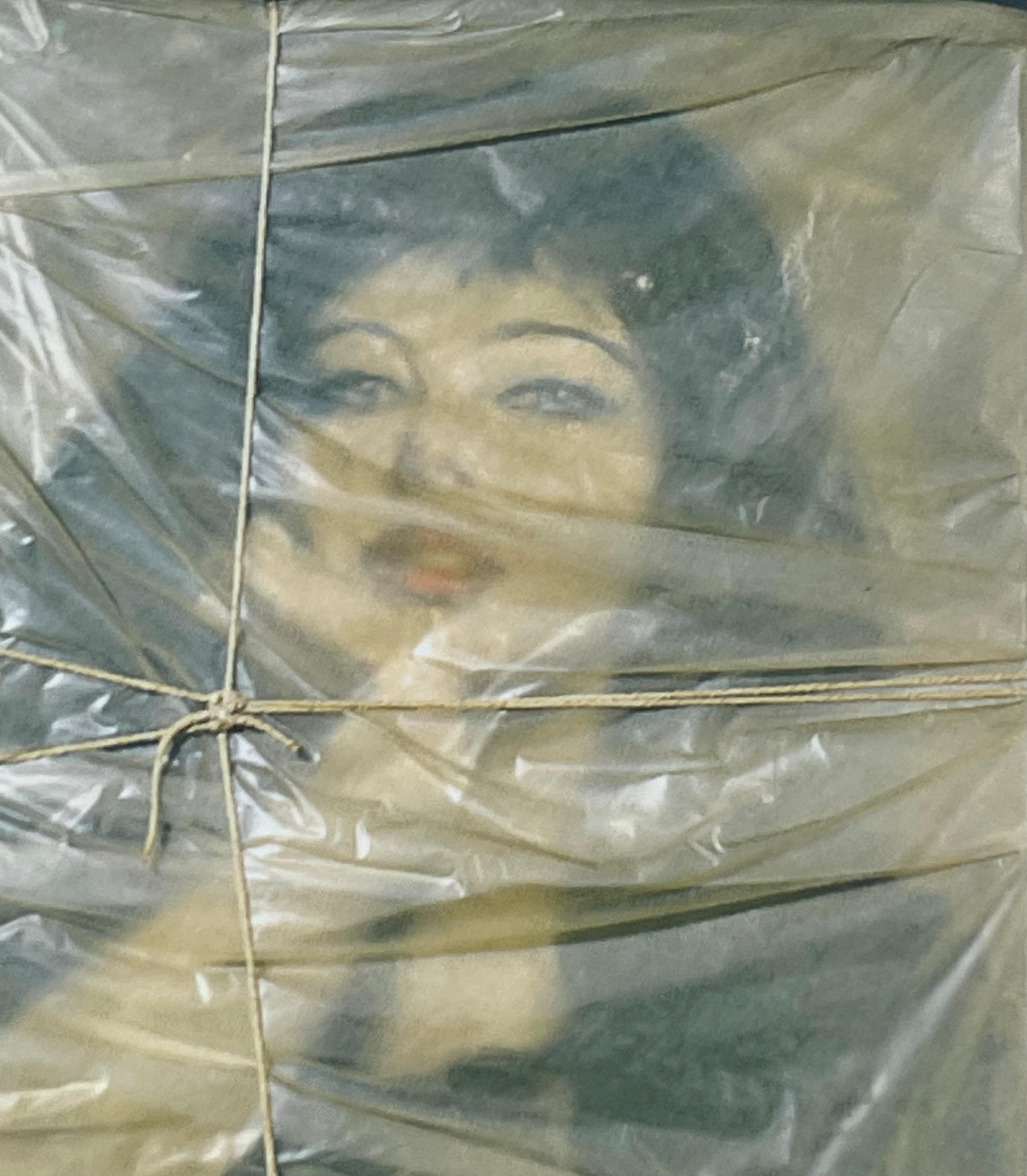 Carte d'art : Portrait enveloppé de Christo and Jeanne-Claude, 1963 (signé à la main par Christo) en vente 2