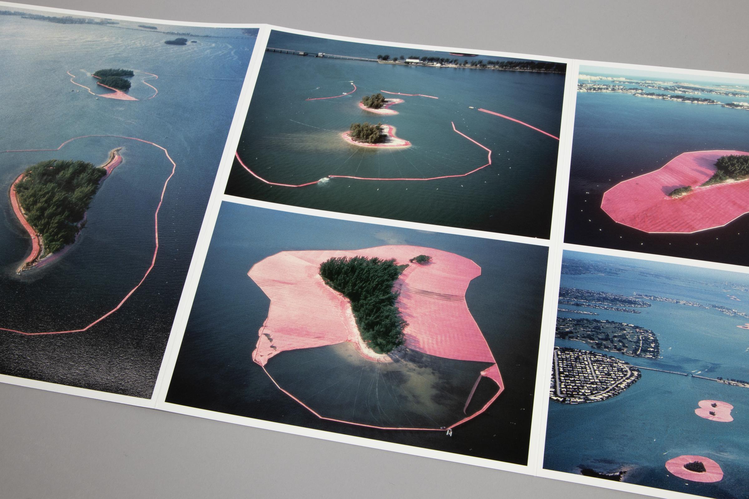 Christo and Jeanne-Claude, Islas Rodeadas - Leporello, Impresión firmada en venta 3