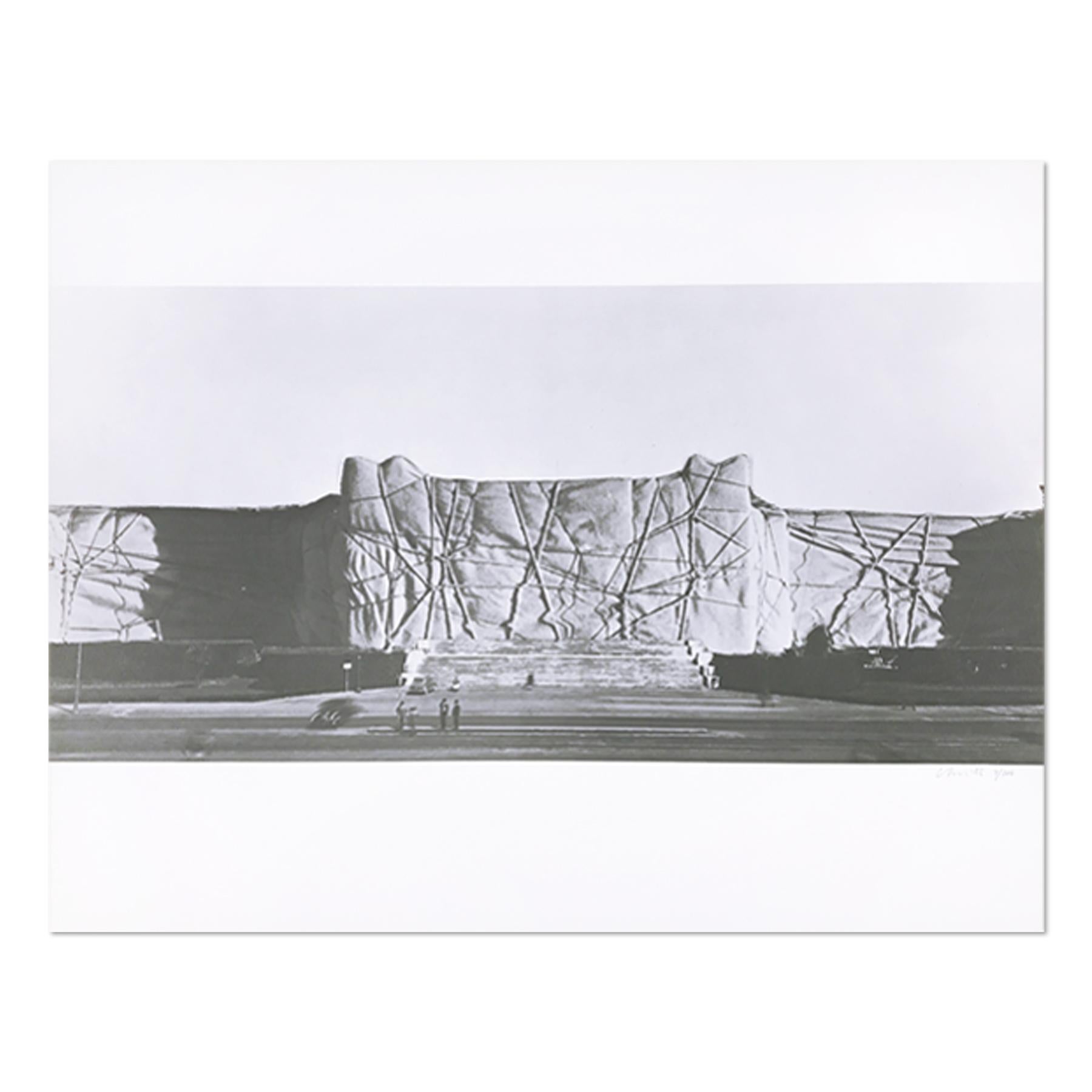 Christo, Monuments: Portfolio mit zehn Drucken und einer Skulptur, signiert Original im Angebot 9