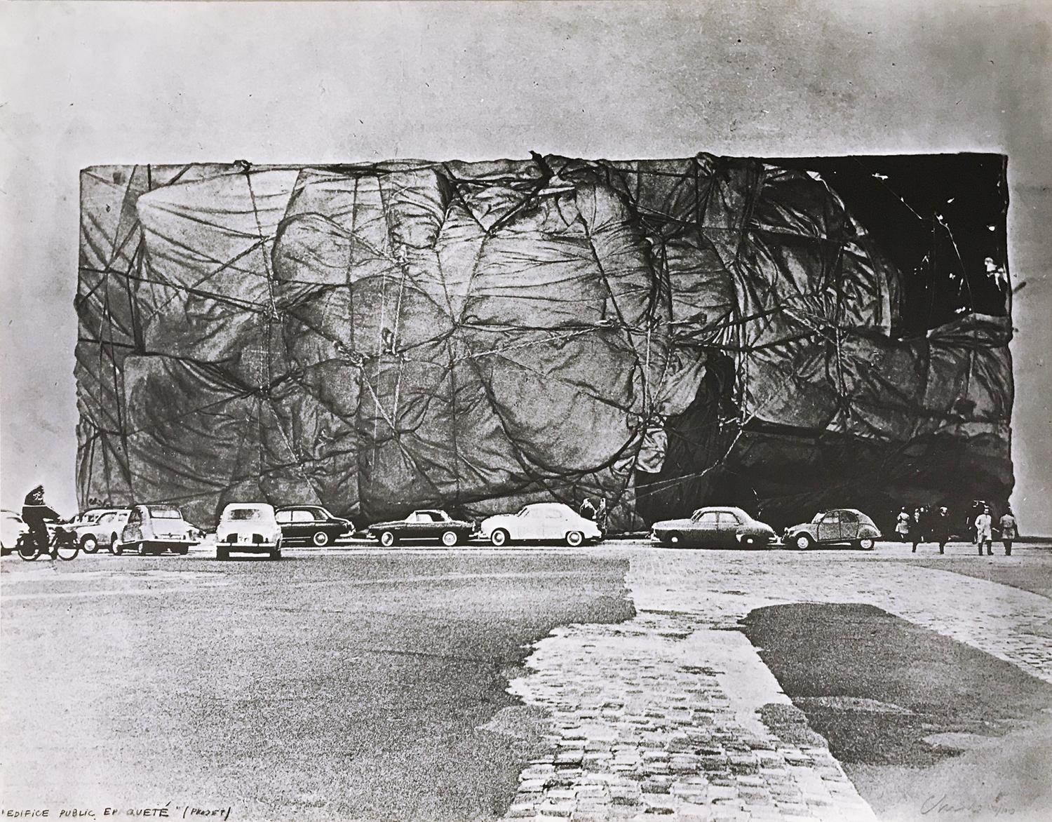 Christo, Monumentos: Carpeta con diez grabados y una escultura, original firmado en venta 2