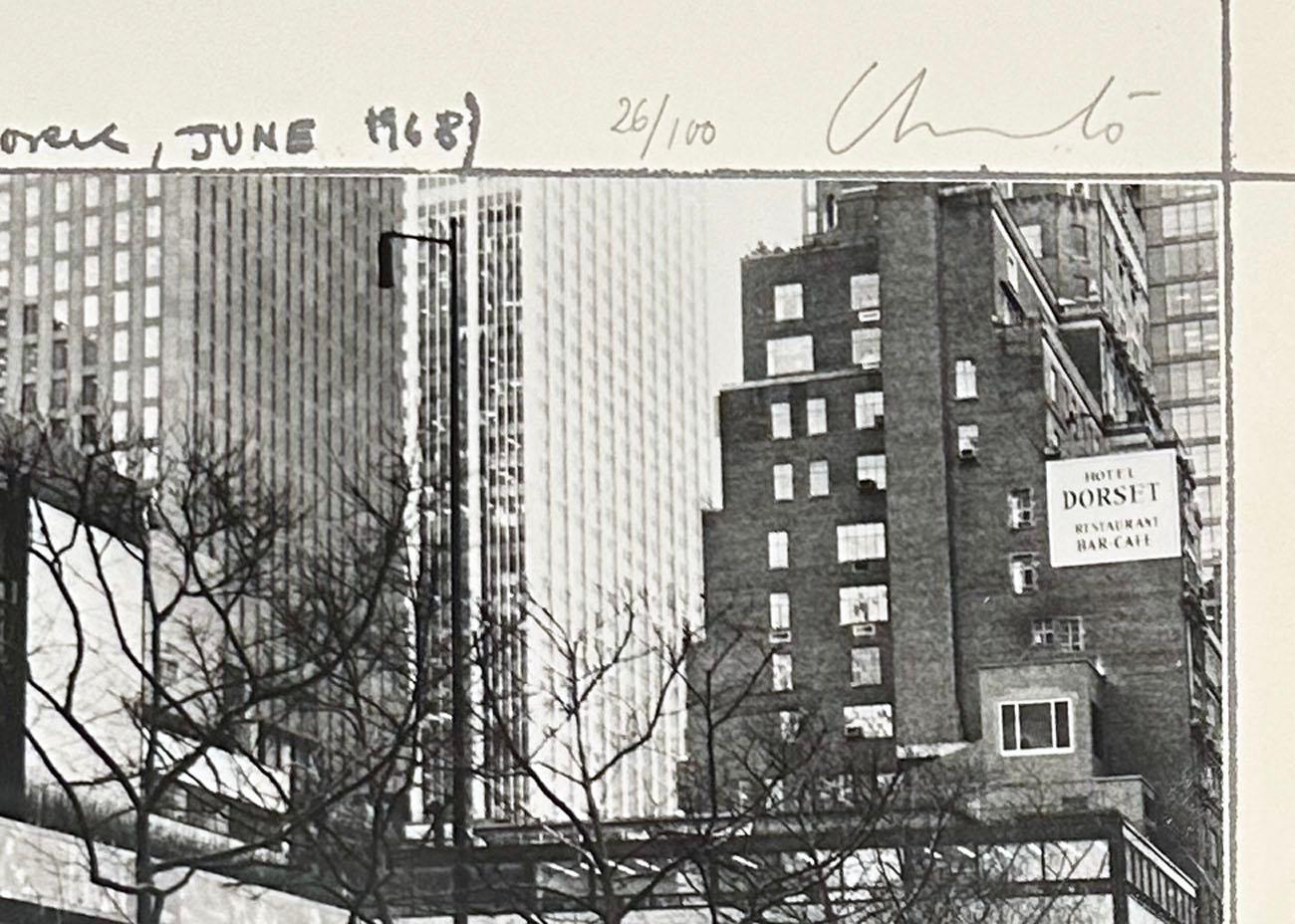 Il Museo d'Arte Moderna, Wrapped (posteriore), Progetto per New York - Landscape Print Grigio di Christo and Jeanne-Claude
