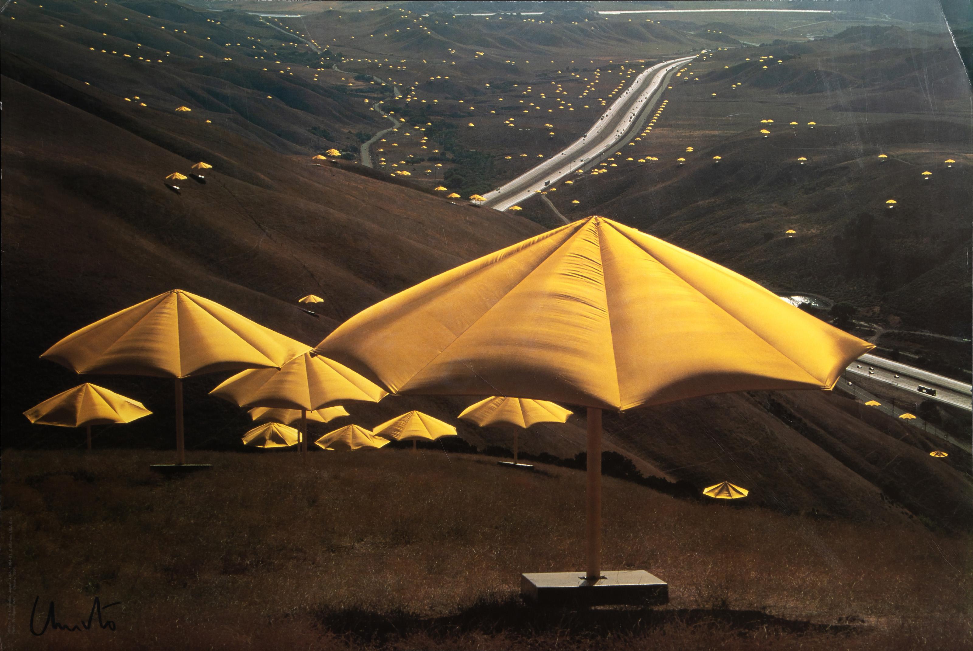  Christo and Jeanne-Claude, Búlgaro (1935 - 2020) - Los Paraguas, Año: 1991, Soporte: Póster, firmado con rotulador, Tamaño: 63,5 x 95,25 cm (25 x 37,5 pulg.), Descripción: Imagen de Wolfgang Volz.