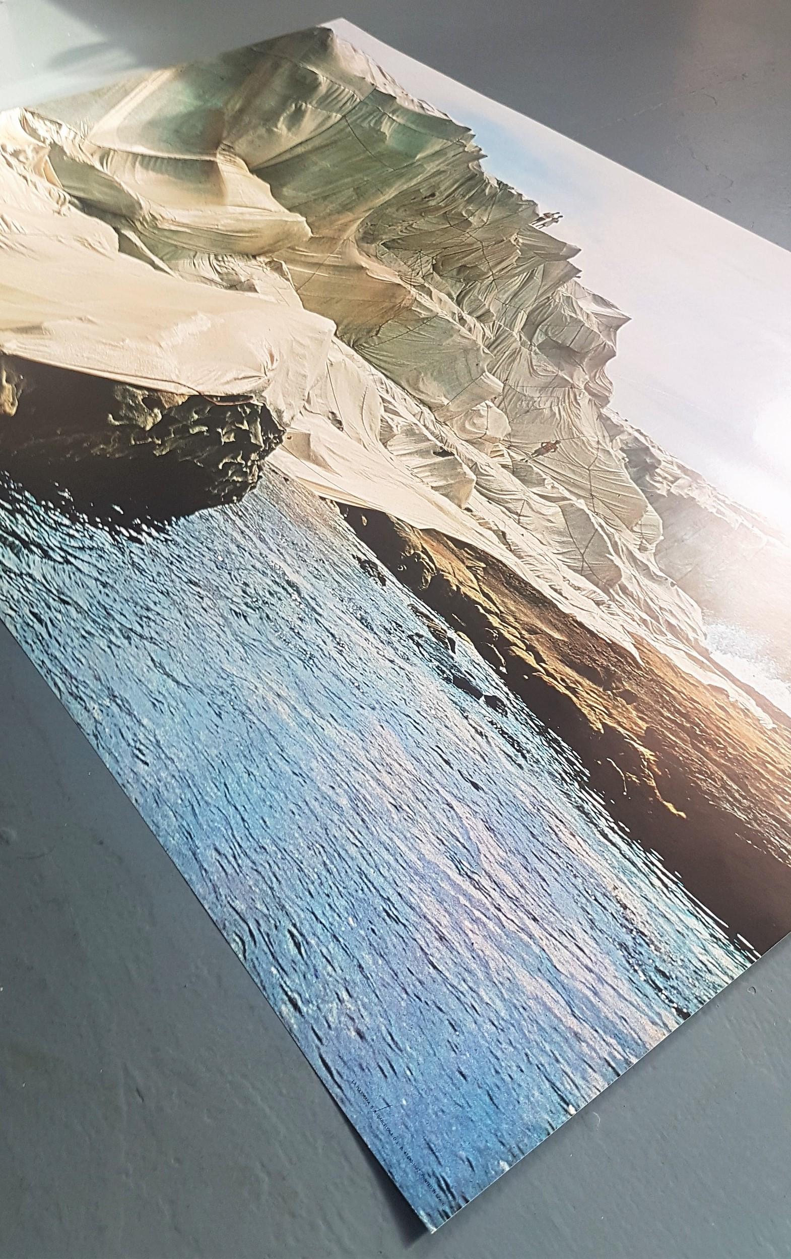 Costa Envuelta, Little Bay, Australia, 1969 (Icono, Grande) - Print Moderno de Christo and Jeanne-Claude