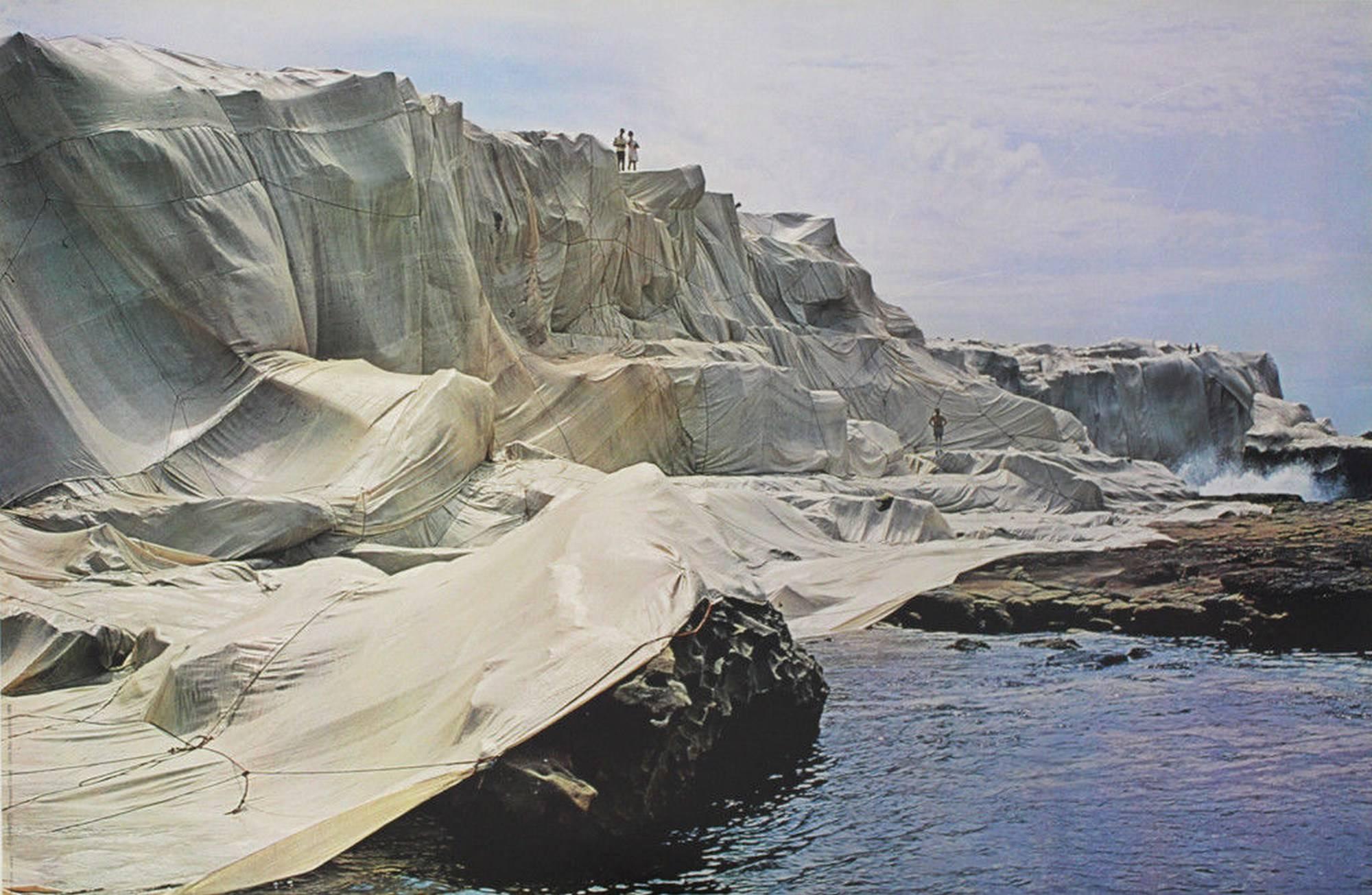 Landscape Print de Christo and Jeanne-Claude - Costa Envuelta, Little Bay, Australia, 1969 (Icono, Grande)