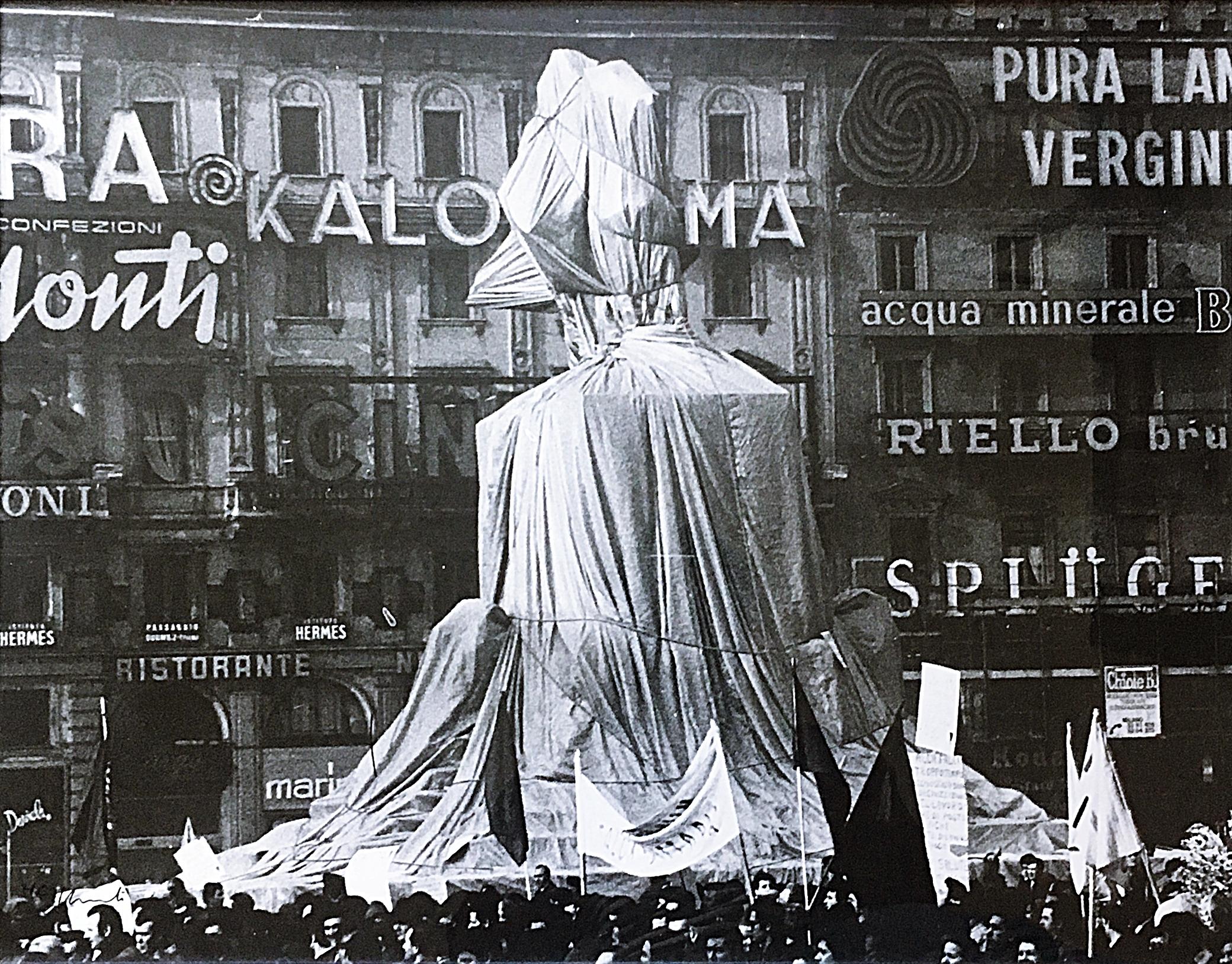 Monumento avvolto a Vittorio Emanuel II, stampa alla gelatina d'argento firmata HC, incorniciata - Print Pop Art di Christo and Jeanne-Claude
