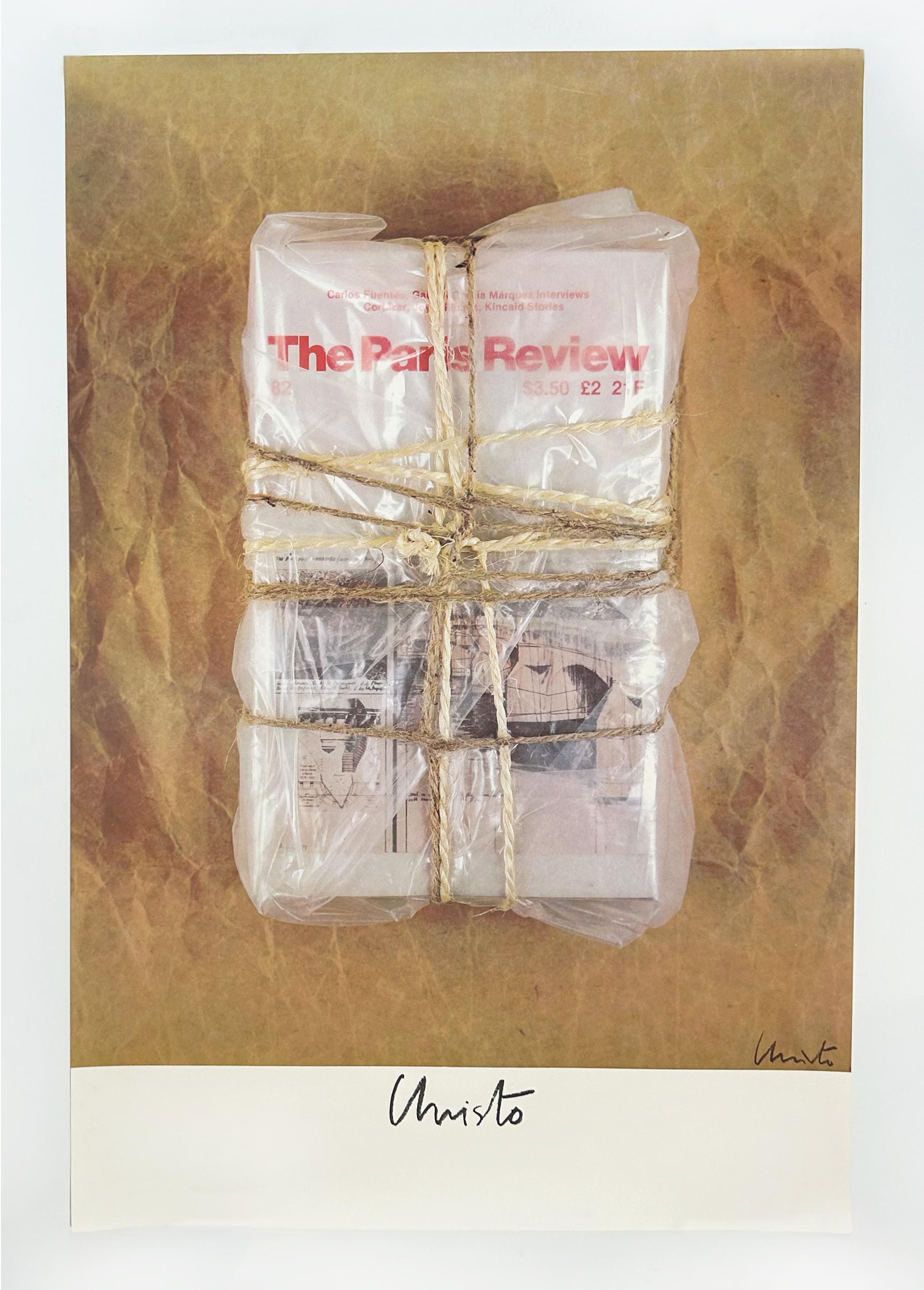 Umwickelte Pariser Review – Print von Christo and Jeanne-Claude