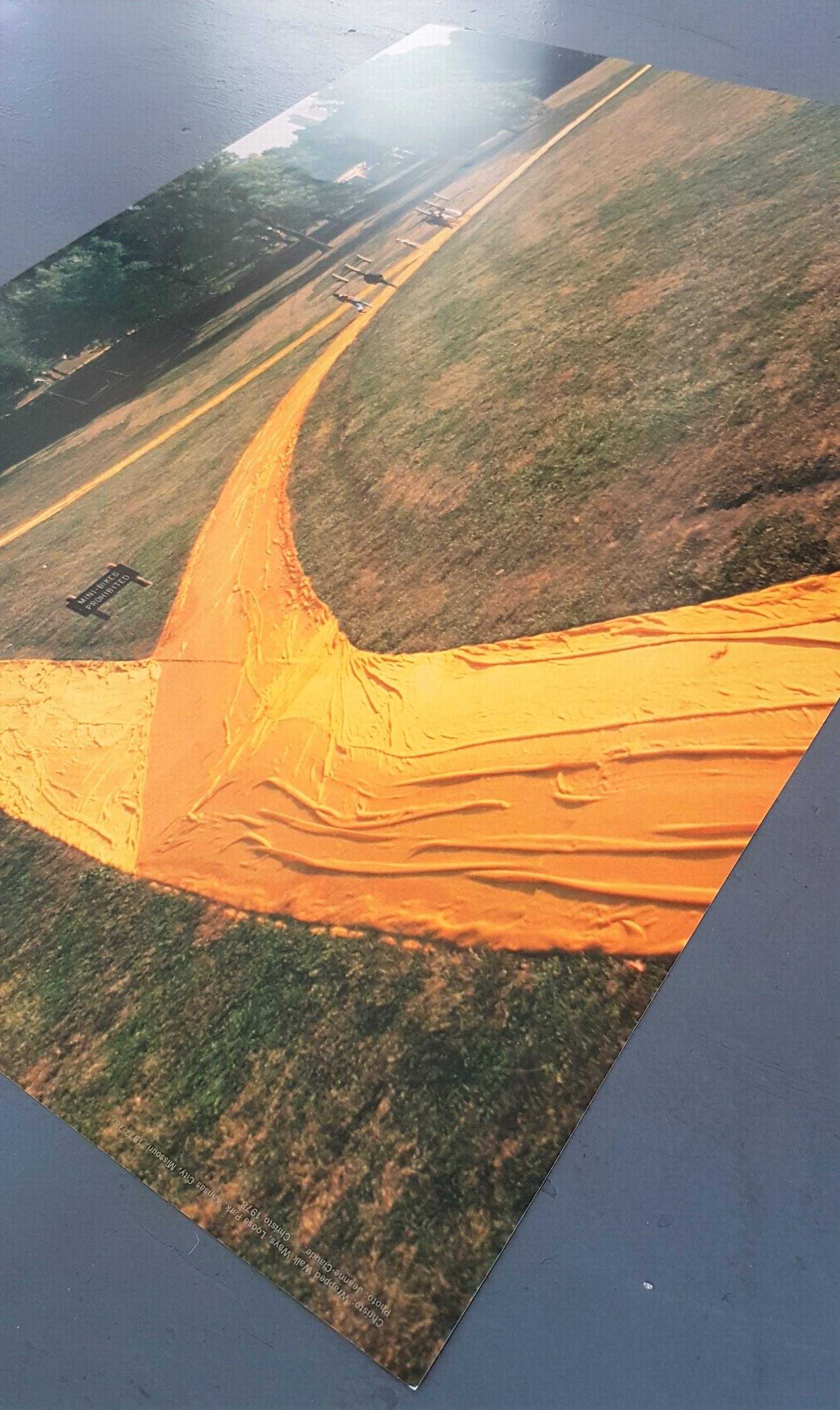 Christo and Jeanne-Claude
Caminos envueltos, Loose Park, Kansas City, Missouri, 1977-78
Foto: Jeanne-Claude, 1978
Año: 1991
Editorial: Poligrafa
Tamaño: 25,47 x 37,3 pulgadas
Sin signo
COA proporcionado

*Opciones de marco disponibles.