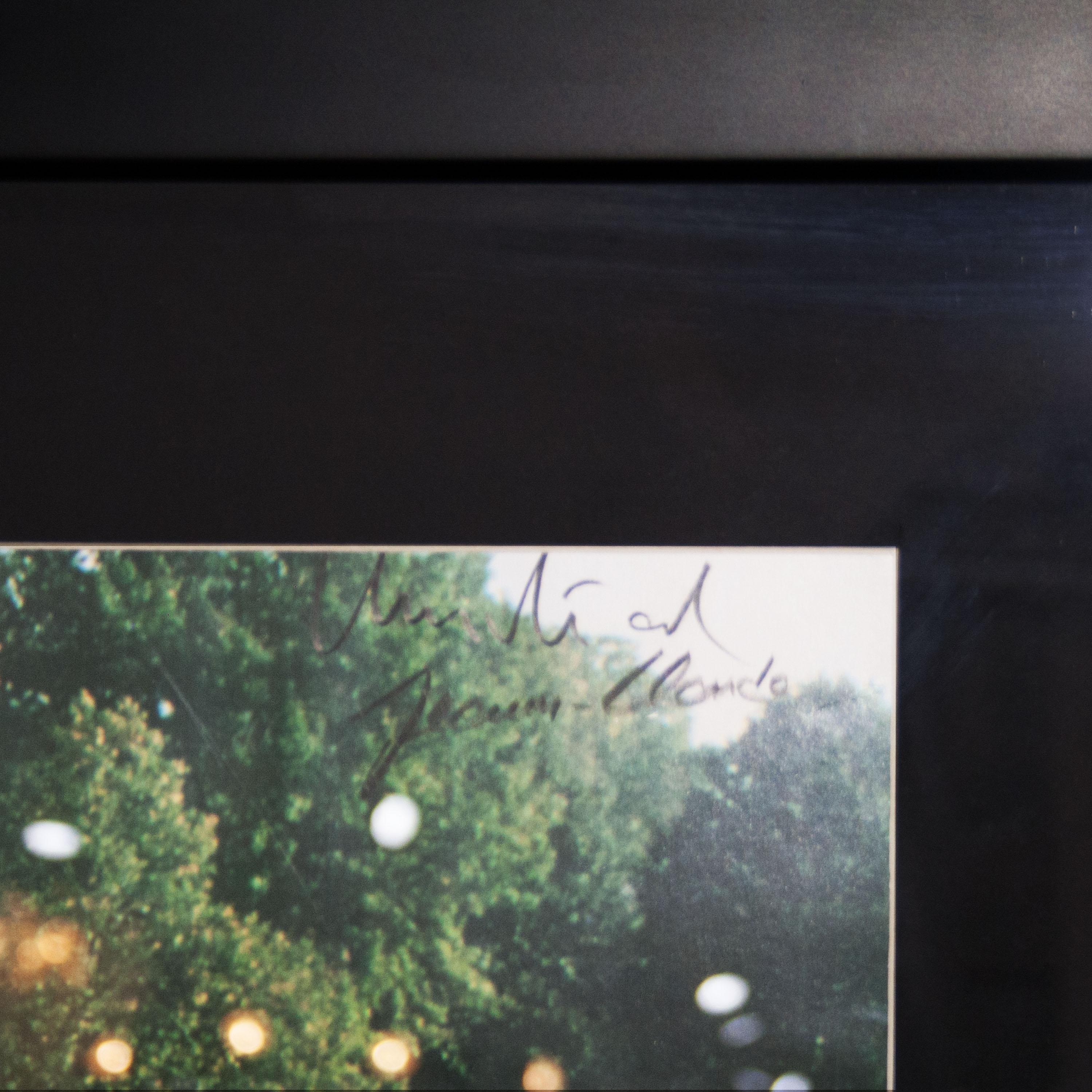 Signed and framed photo by Christo and Jeanne-Claude. Black lacquered wooden frame.

Tittle: 