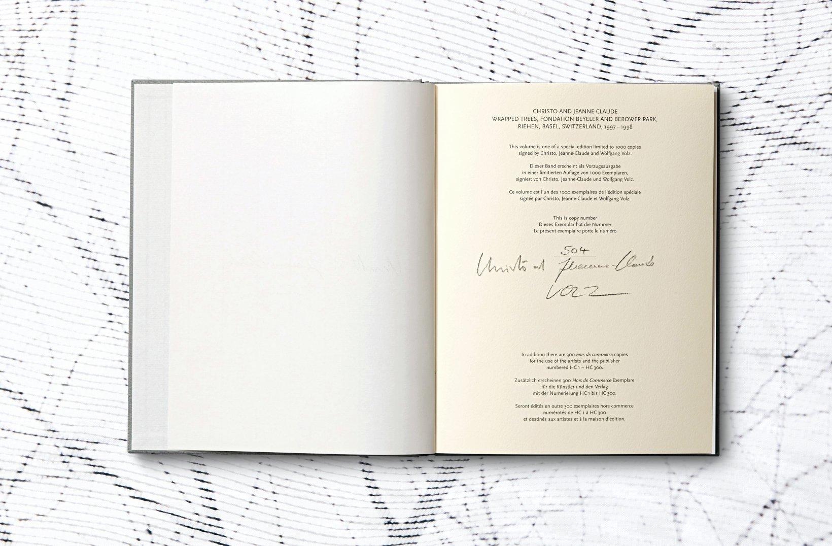 Christo und Jeanne-Claude. Eingewickelte Bäume. Basel 19971998. Signiertes Buch und Druck im Angebot 1