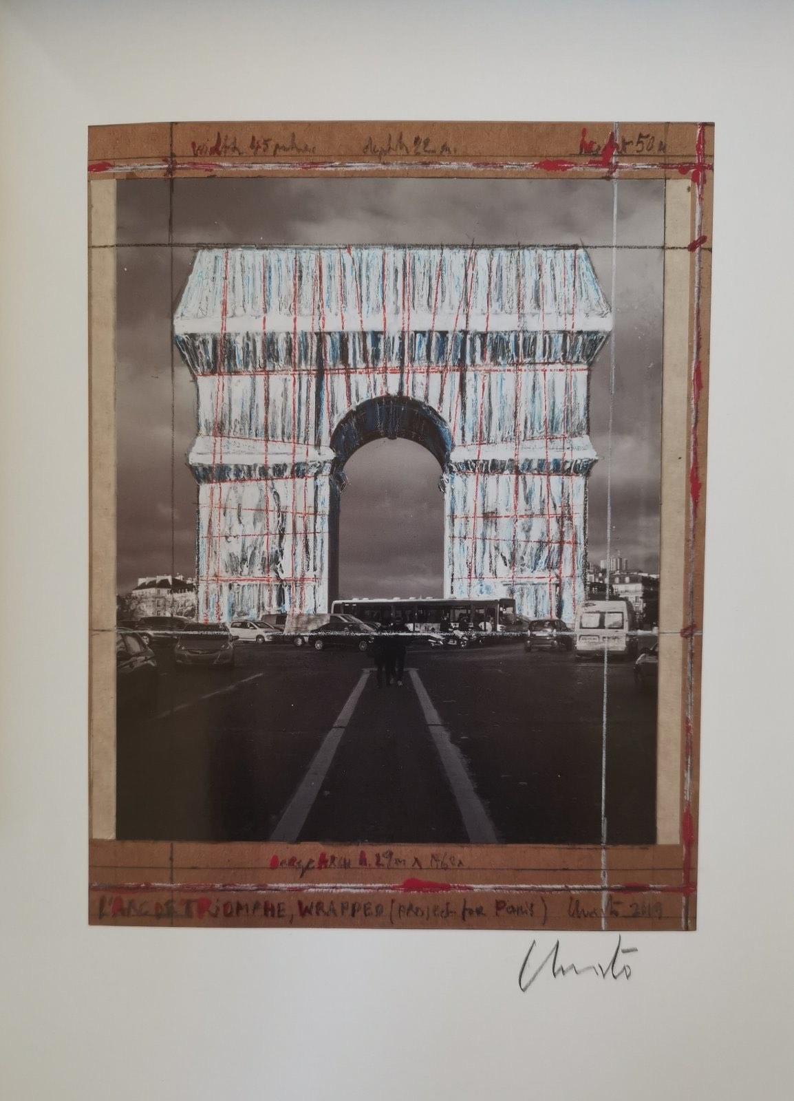 Christo Javacheff Druck des Projekts L'Arc de Triomphe, umwickelt, signiert 2019 (amerikanisch) im Angebot
