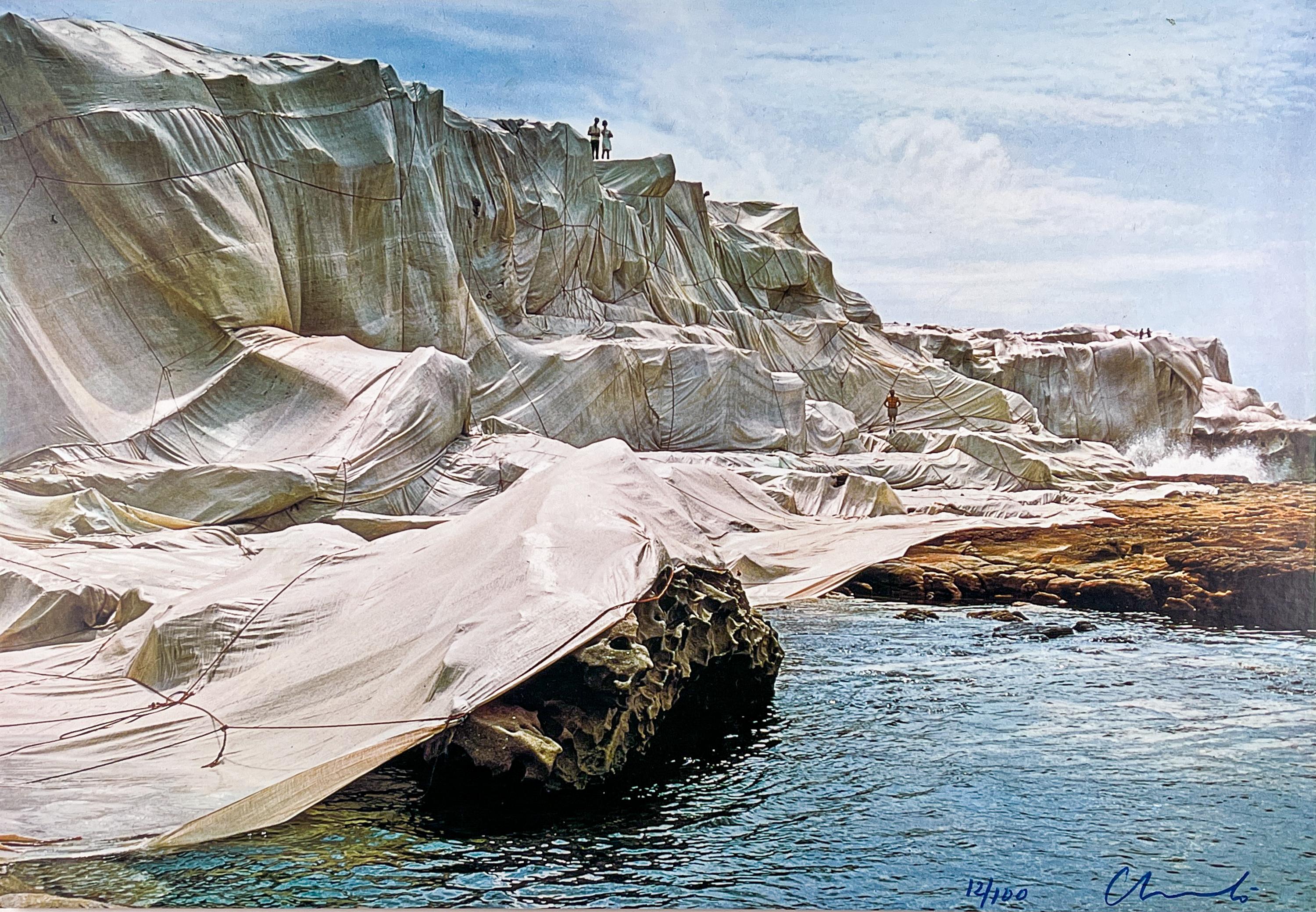 Autre Christo & Jean-Claude, Wrapped Coast Project, 1977, petite édition de 100 exemplaires, encadré en vente