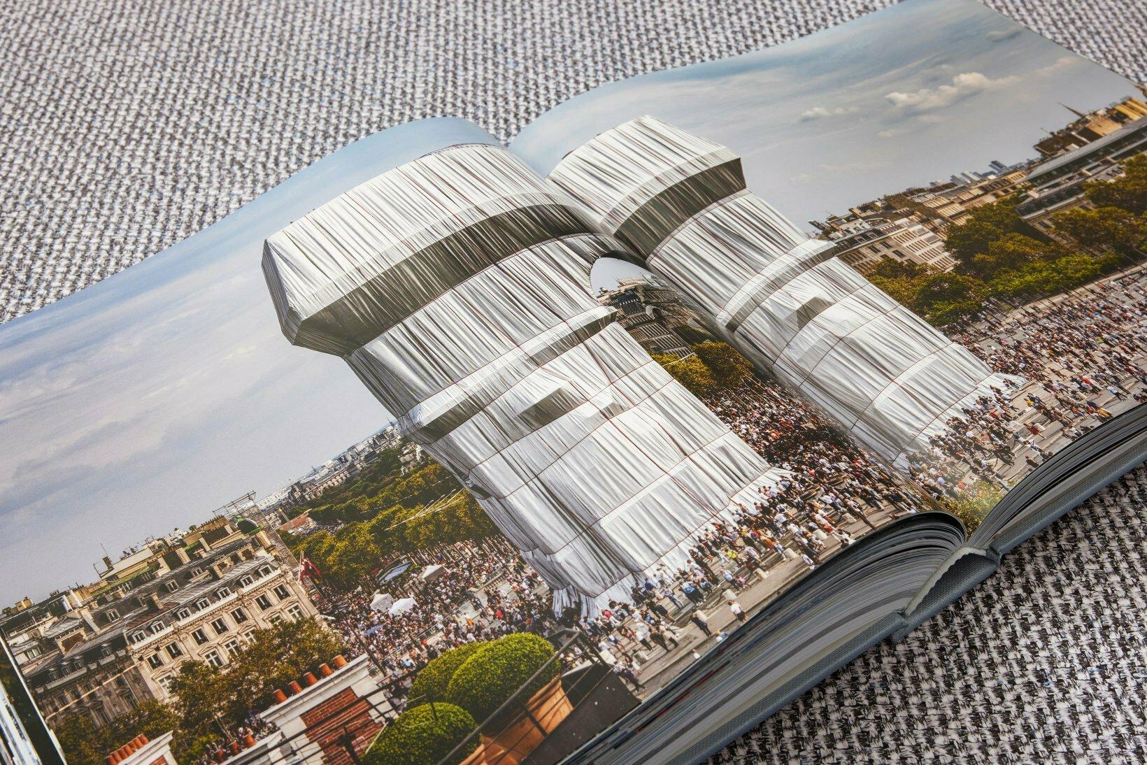 Christo und Jeanne-Claude. L'Arc de Triomphe, umwickelt, Paris. Limitierte Auflage des Buches im Zustand „Neu“ im Angebot in Los Angeles, CA