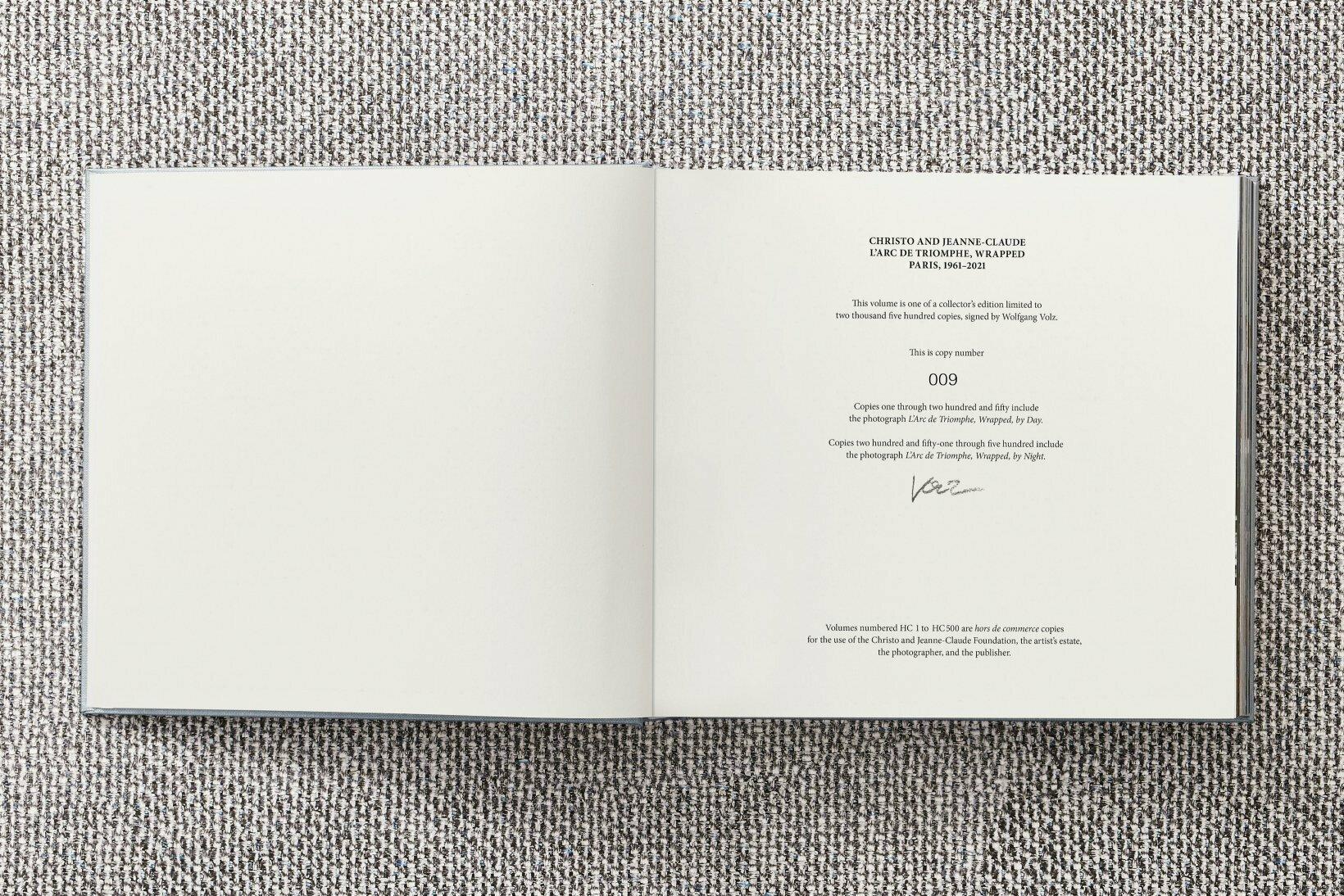 Christo und Jeanne-Claude. L'Arc de Triomphe, umwickelt, Paris. Limitierte Auflage des Buches (21. Jahrhundert und zeitgenössisch) im Angebot