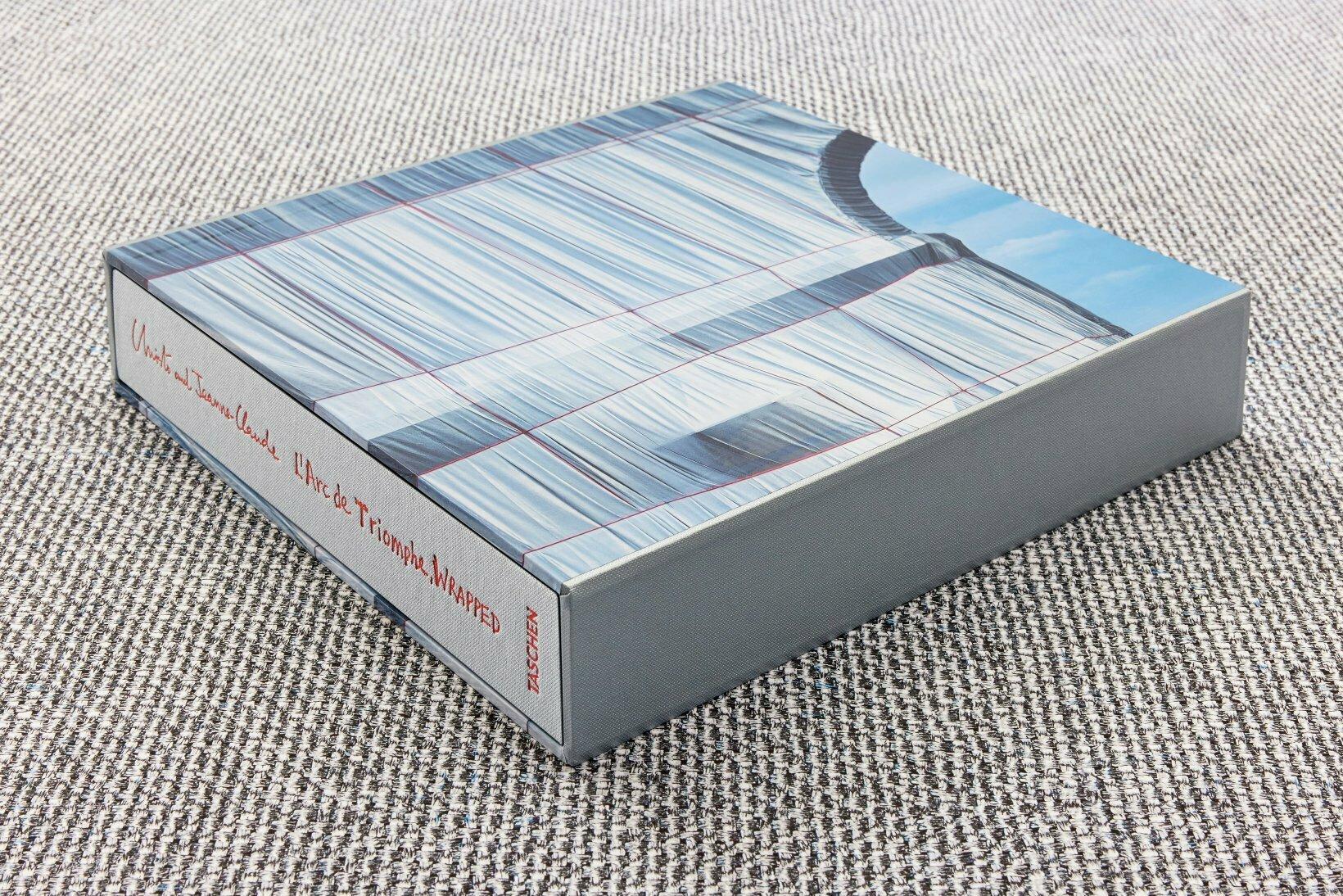 Christo & Jeanne-Claude. L'Arc de Triomphe, Wrapped, Paris. Limited Edition Book For Sale 3