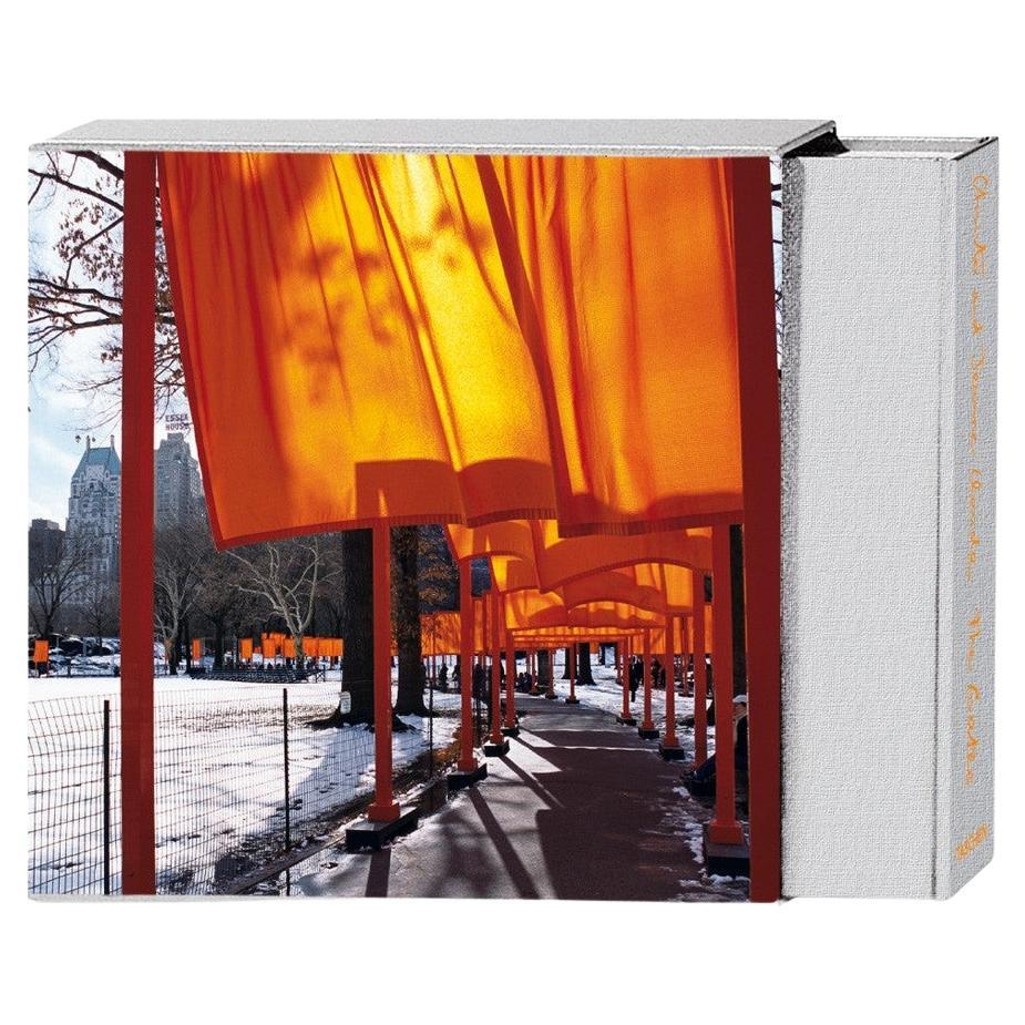 Christo & Jeanne-Claude, The Gates, limitiertes signiertes Buch mit Original-Stoff, quadratisch