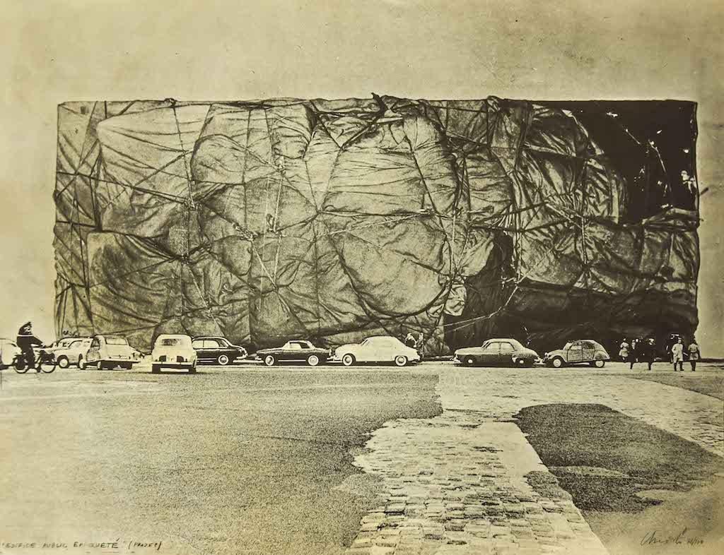 Public Building Wrapped – Foto-Ablageschirr von Christo – 1974
