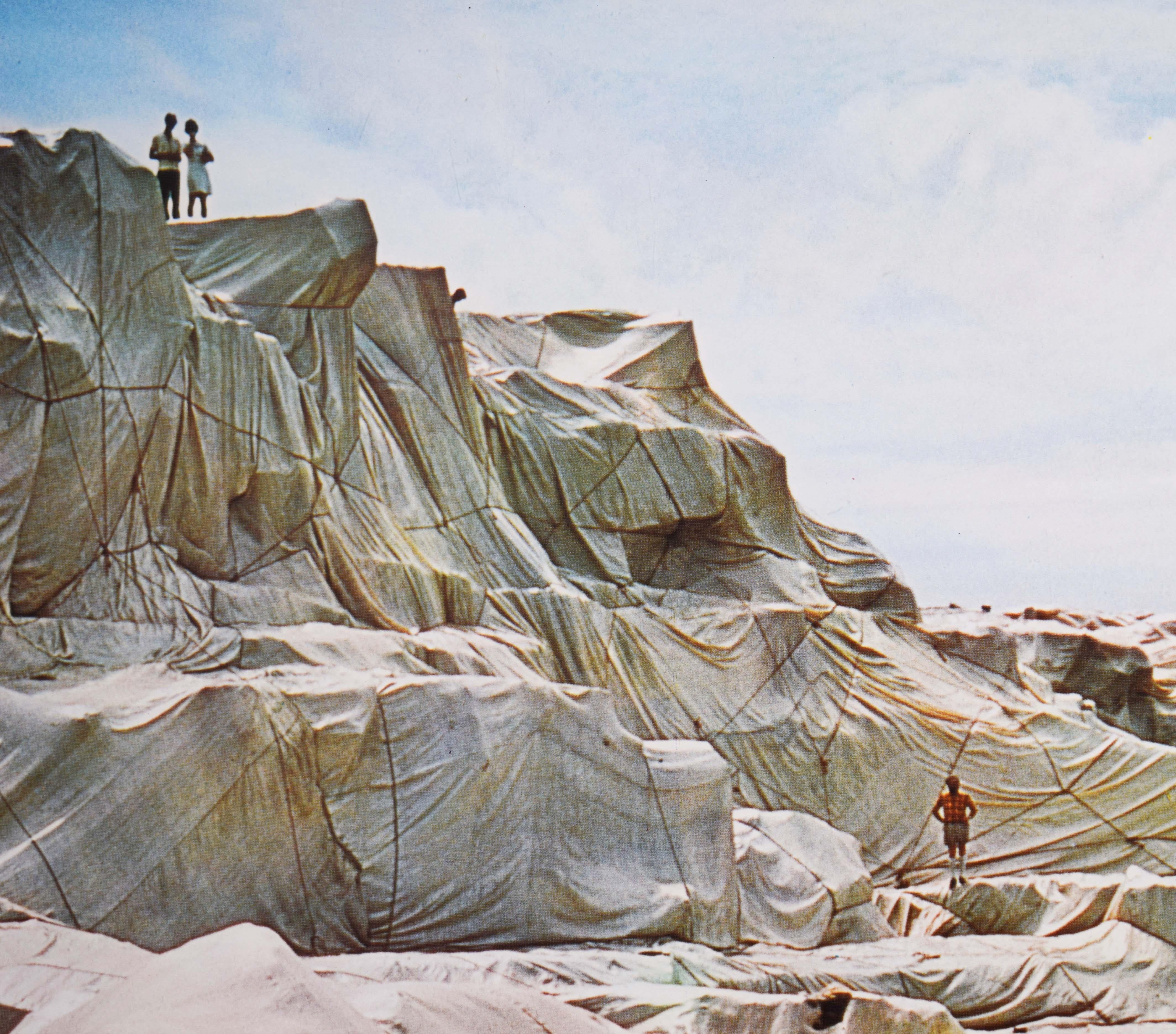 Cette œuvre de Christo est signée à la main au feutre bleu dans le coin inférieur droit. 
Il est également numéroté à la main  de l'édition de 100, dans le coin inférieur gauche.
L'œuvre a été imprimée en édition limitée à 100 exemplaires signés et