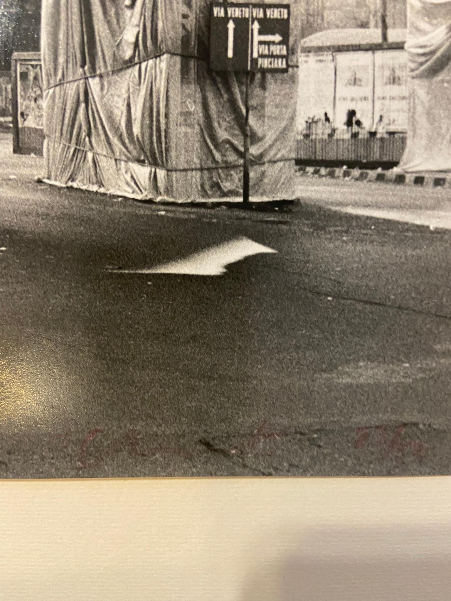 Portefeuille romain enveloppé - Photolithographe de Christo - 1974 en vente 1