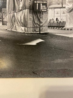 Umwickelte römische Wand – Fotolithographie von Christo – 1974