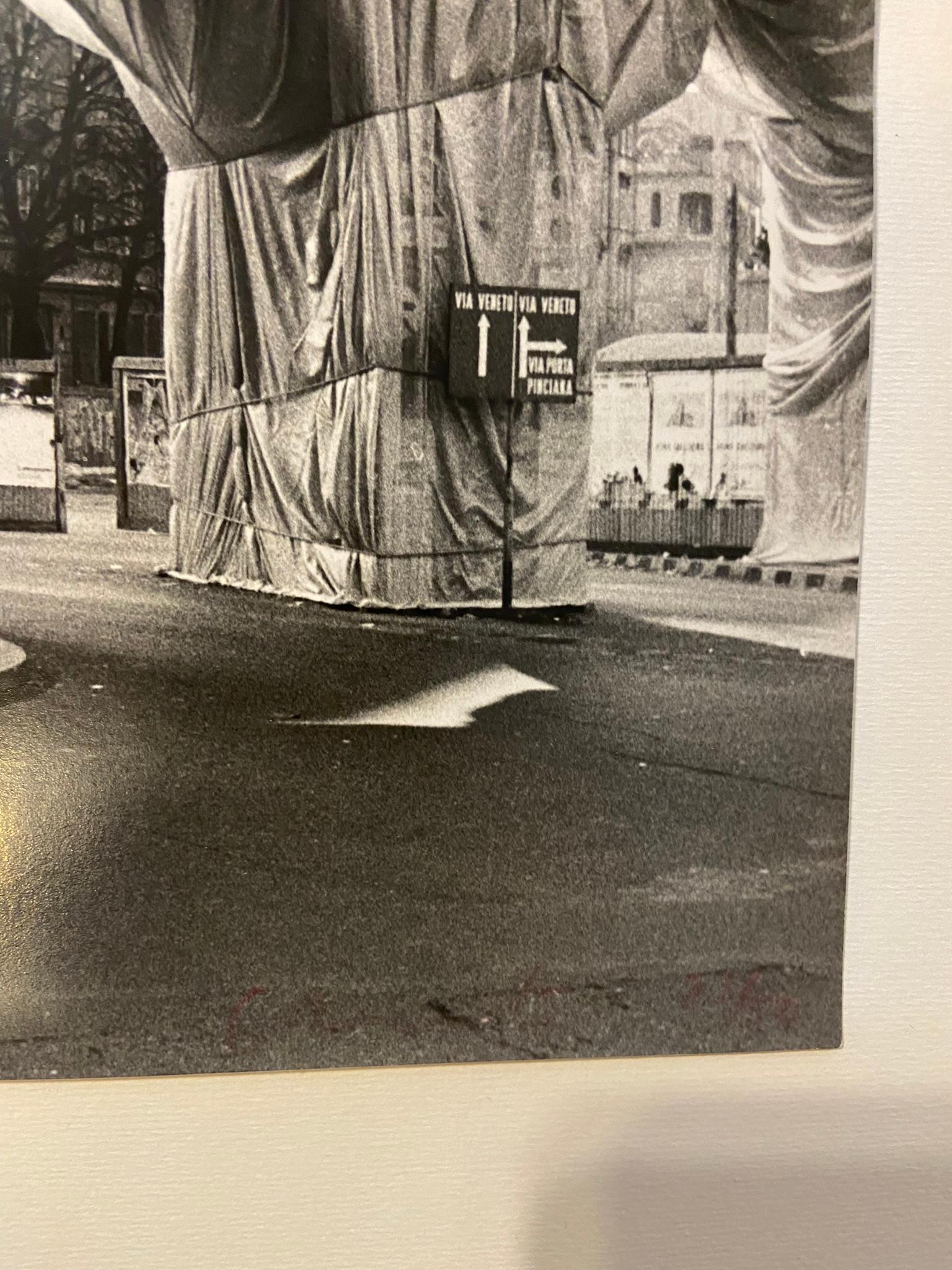 Portefeuille romain enveloppé - Photolithographe de Christo - 1974 en vente 2