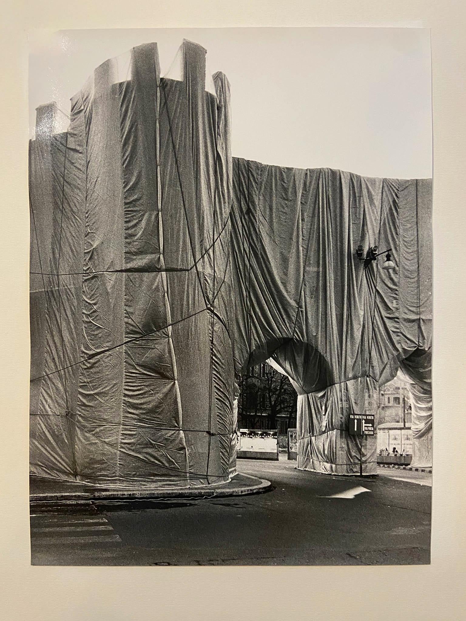 In February and March 1974, for a period of 40 days, a 820-foot long section of the Aurelian Walls was wrapped in polypropylene and rope, covering both sides, the top and the arches of the wall. Forty construction workers completed the temporary