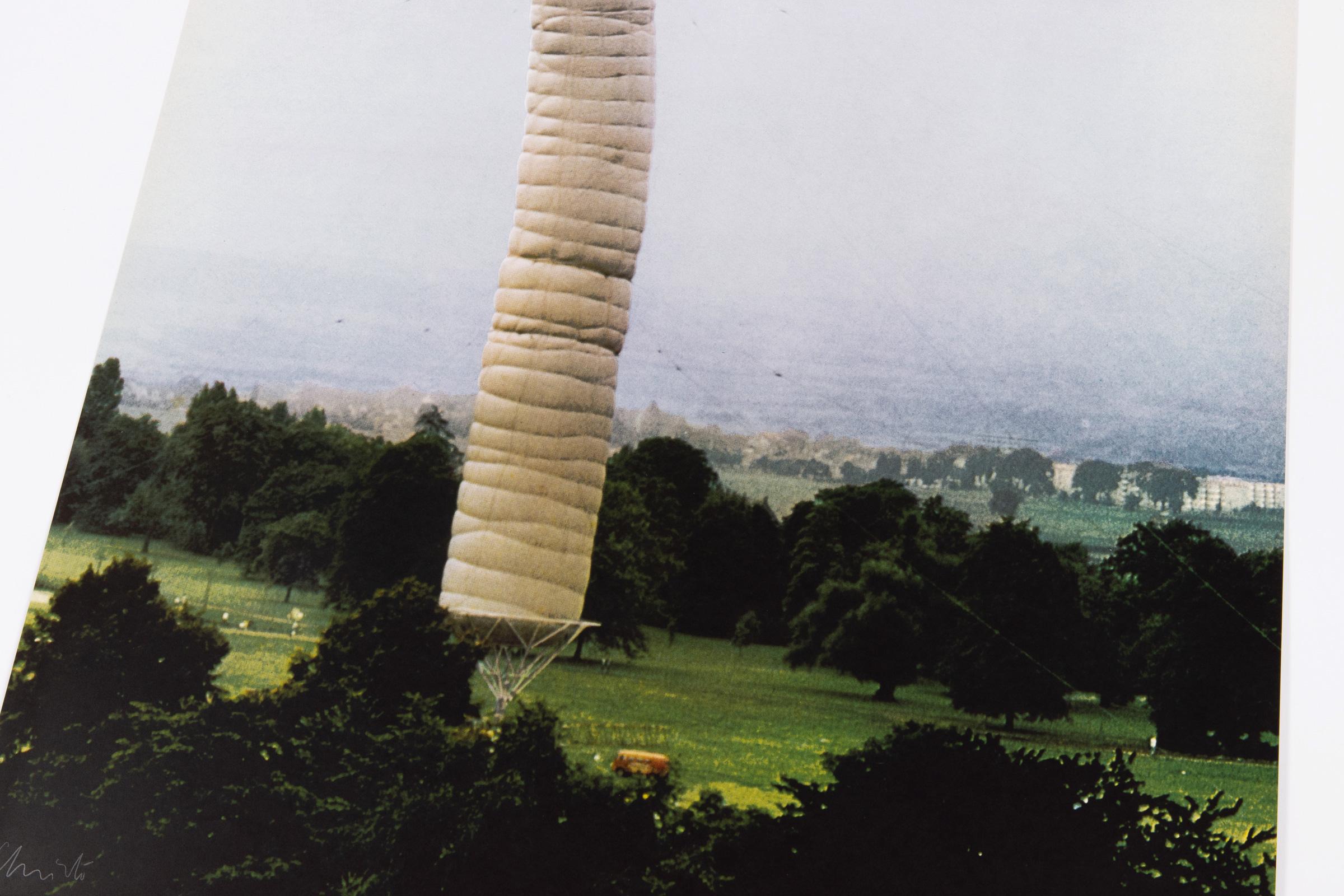 Christo, Pacchetto di 5600 metri cubi (Monumenti) - Stampa firmata in vendita 3