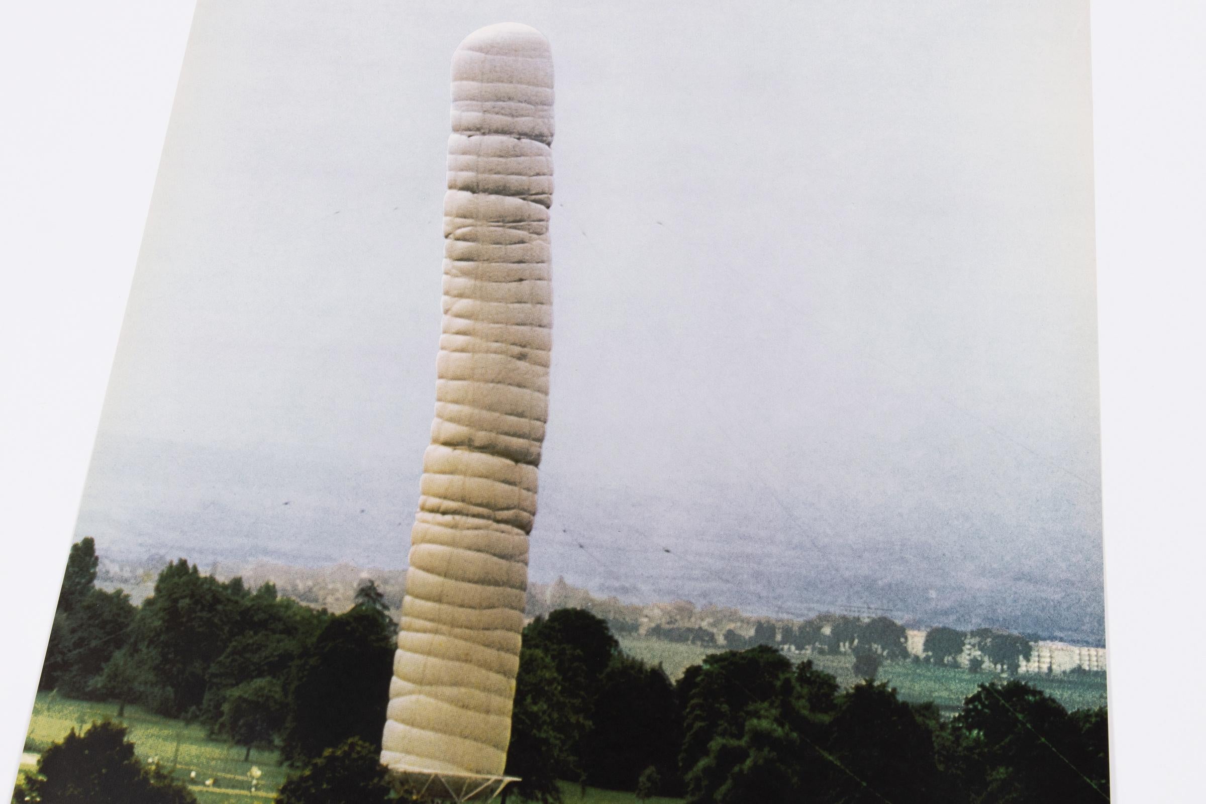 Christo, Pacchetto di 5600 metri cubi (Monumenti) - Stampa firmata in vendita 4