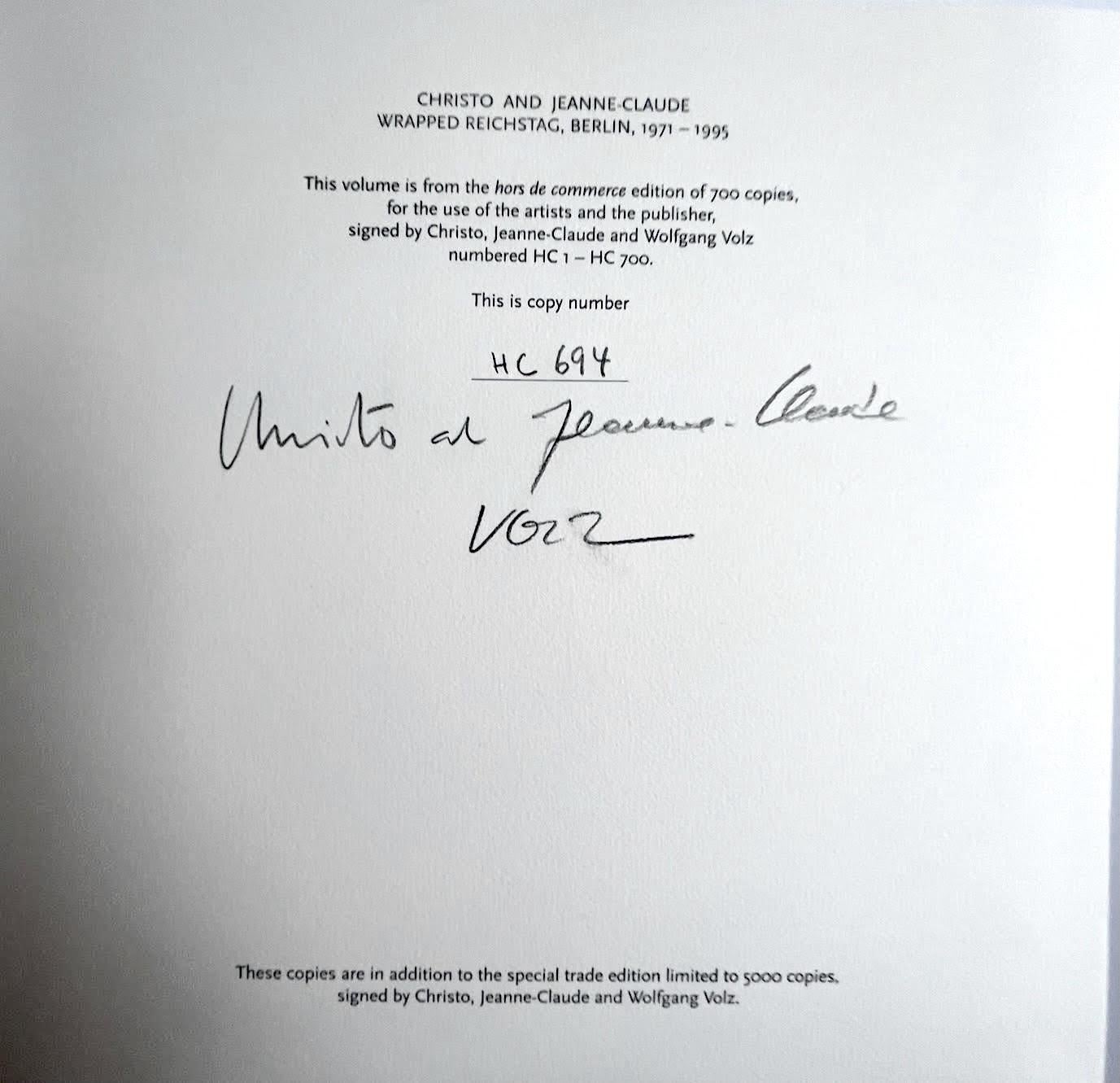 Christo et Jeanne-Claude : Monographie et étui Reichstag enveloppés, LT Ed Signé en vente 1