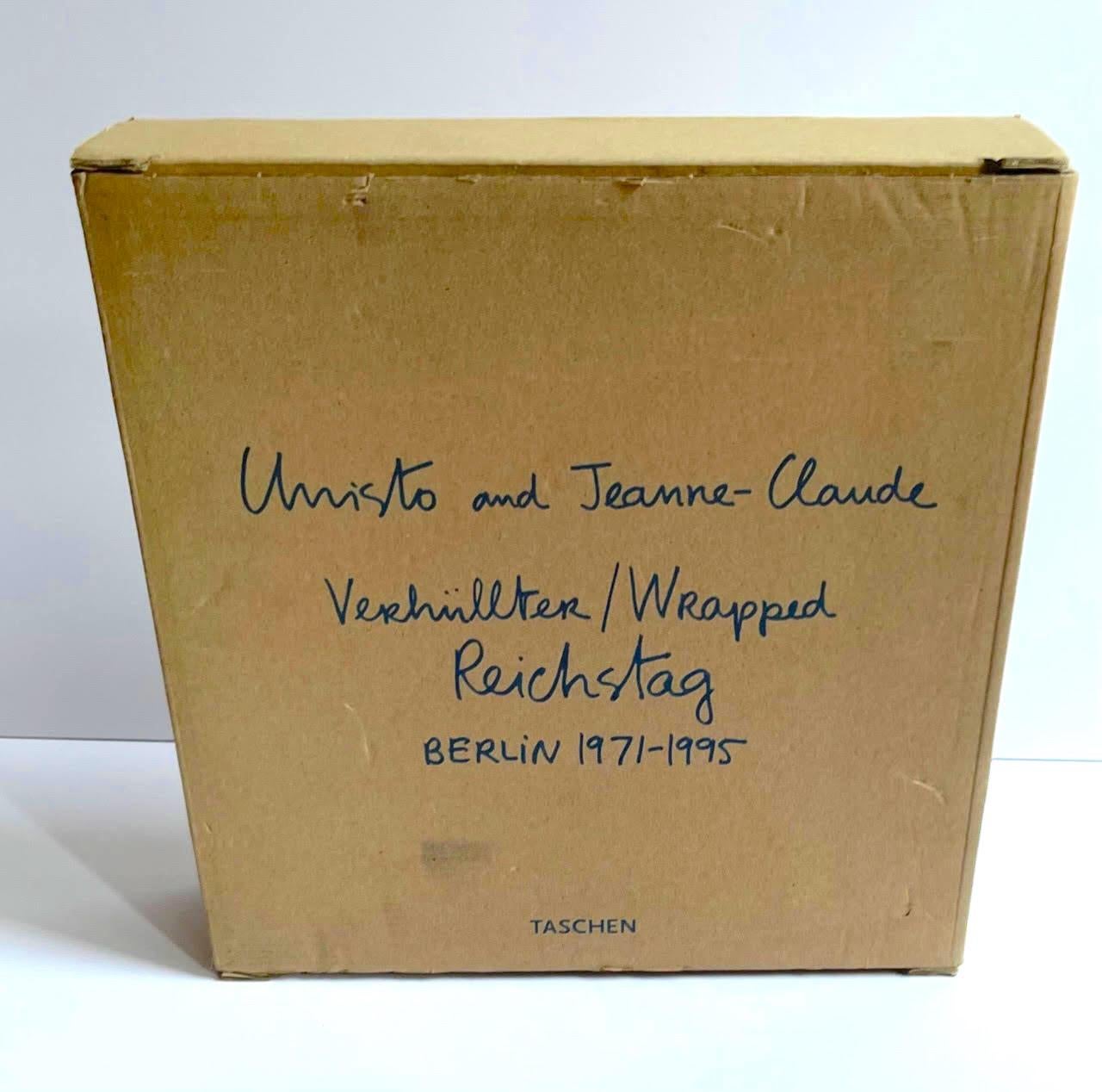 Christo et Jeanne-Claude : Monographie et étui Reichstag enveloppés, LT Ed Signé en vente 2