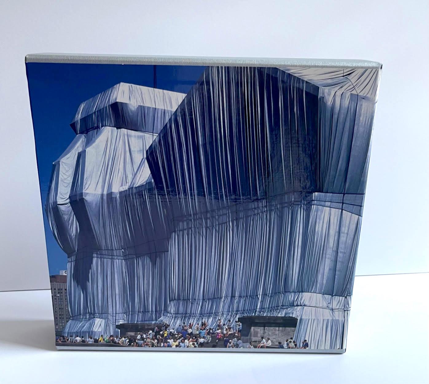Christo et Jeanne-Claude : Monographie et étui Reichstag enveloppés, LT Ed Signé en vente 6