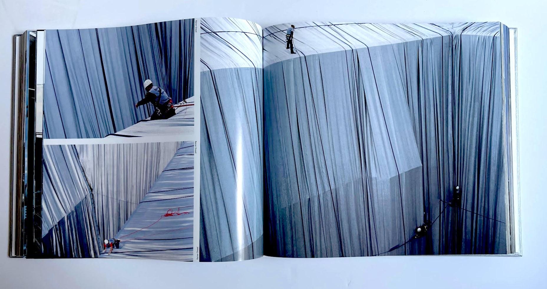 Christo et Jeanne-Claude : Monographie et étui Reichstag enveloppés, LT Ed Signé en vente 7