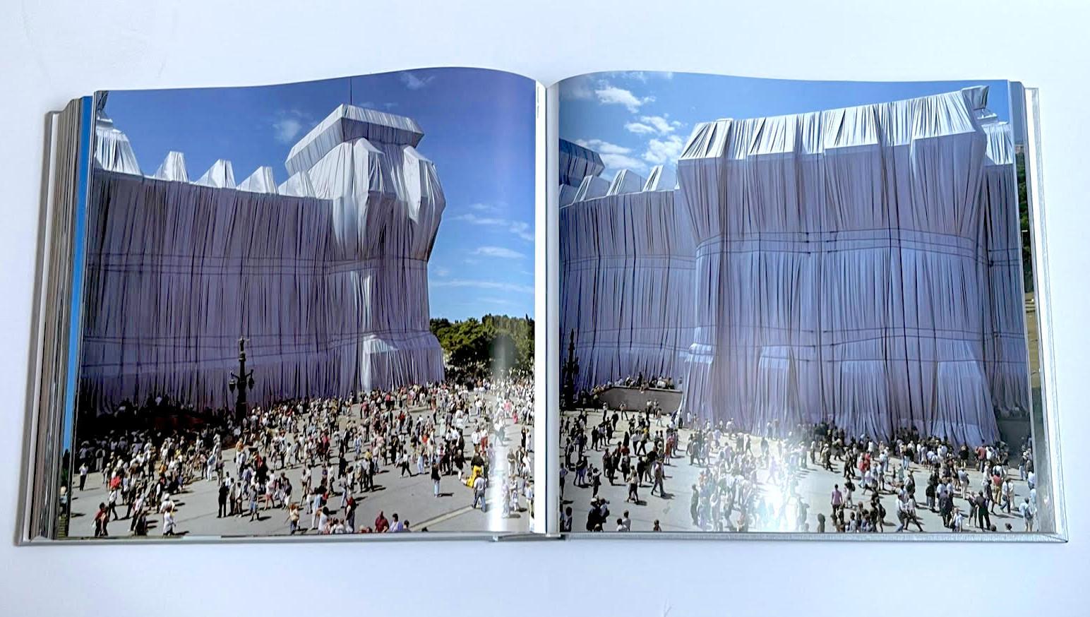 Christo et Jeanne-Claude : Monographie et étui Reichstag enveloppés, LT Ed Signé en vente 8