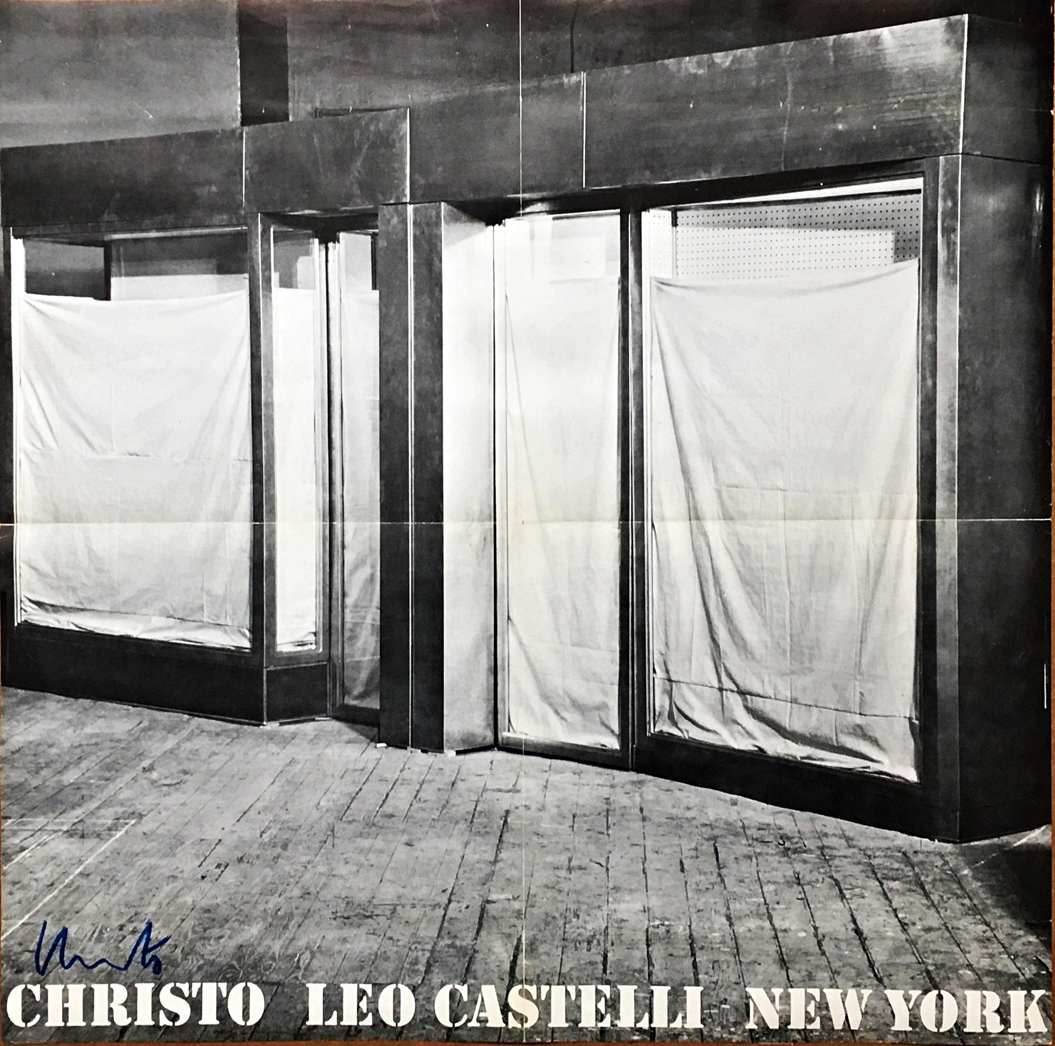 Christo
Christo à la Leo Castelli Gallery New York (signé à la main), 1966
Rare annonce d'affiche lithographiée en offset
Signée à la main par Christo au marqueur bleu sur le devant en bas à gauche. Adressée à l'influent (légendaire) critique d'art