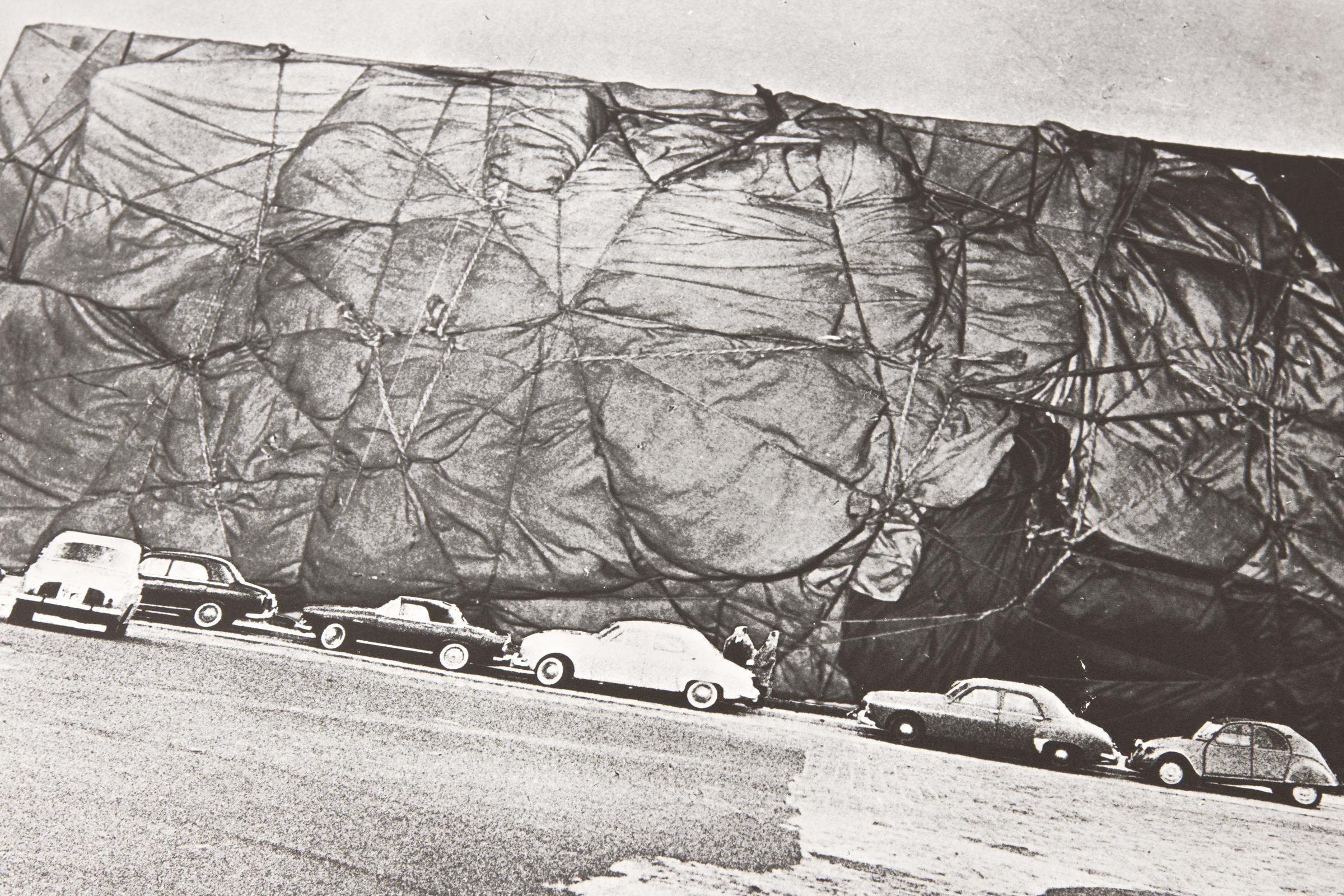 Christo - Edifice Public Epaqueté, Project (from Monuments) - Signed Print For Sale 2