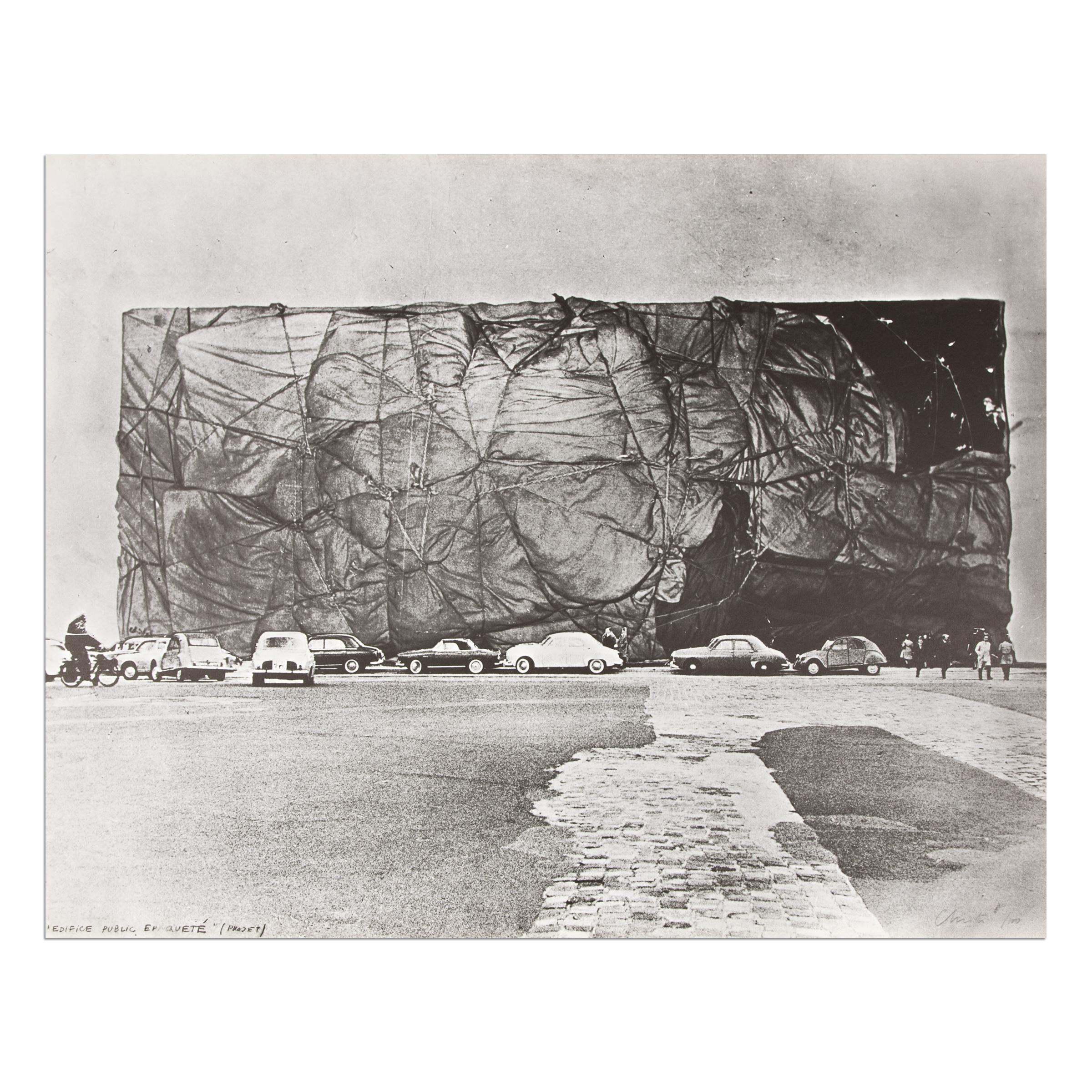 Christo (estadounidense-búlgaro, nacido en 1935)
Edificio Público Epaqueté, Proyecto (Escuela Militar de París, de Monumentos), 1968
Soporte: Serigrafía sobre cartón Bristol
Dimensiones: 70 × 54,5 cm (27 3/5 × 21 1/2 pulg.)
Edición de 100: Firmada a